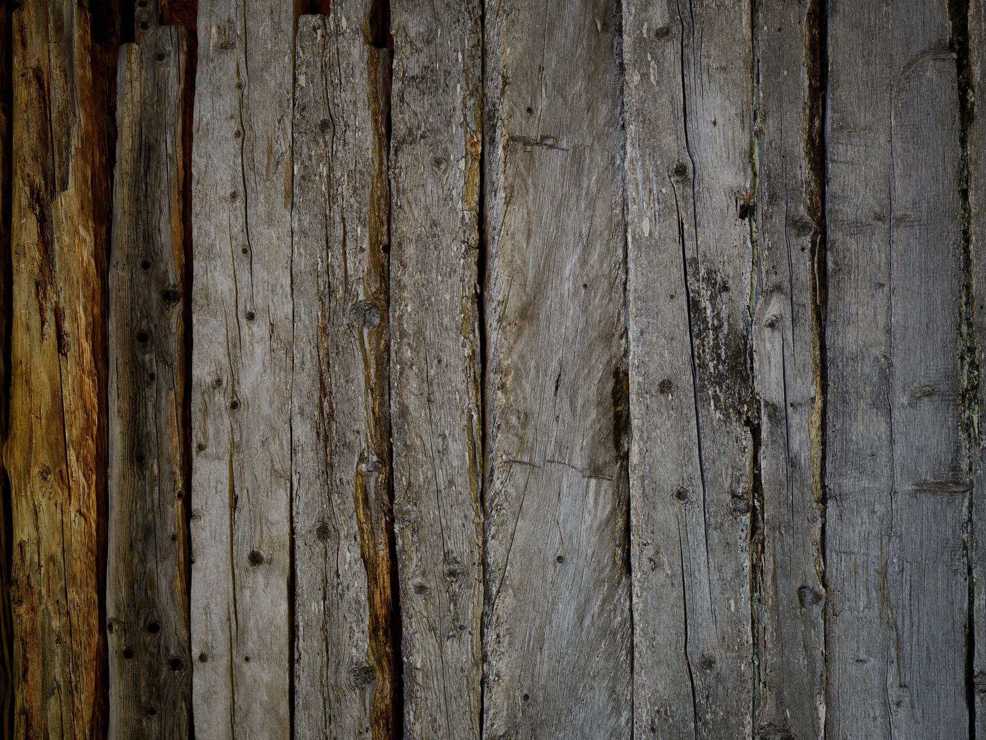 Vecchie travi logorate dalle intemperie