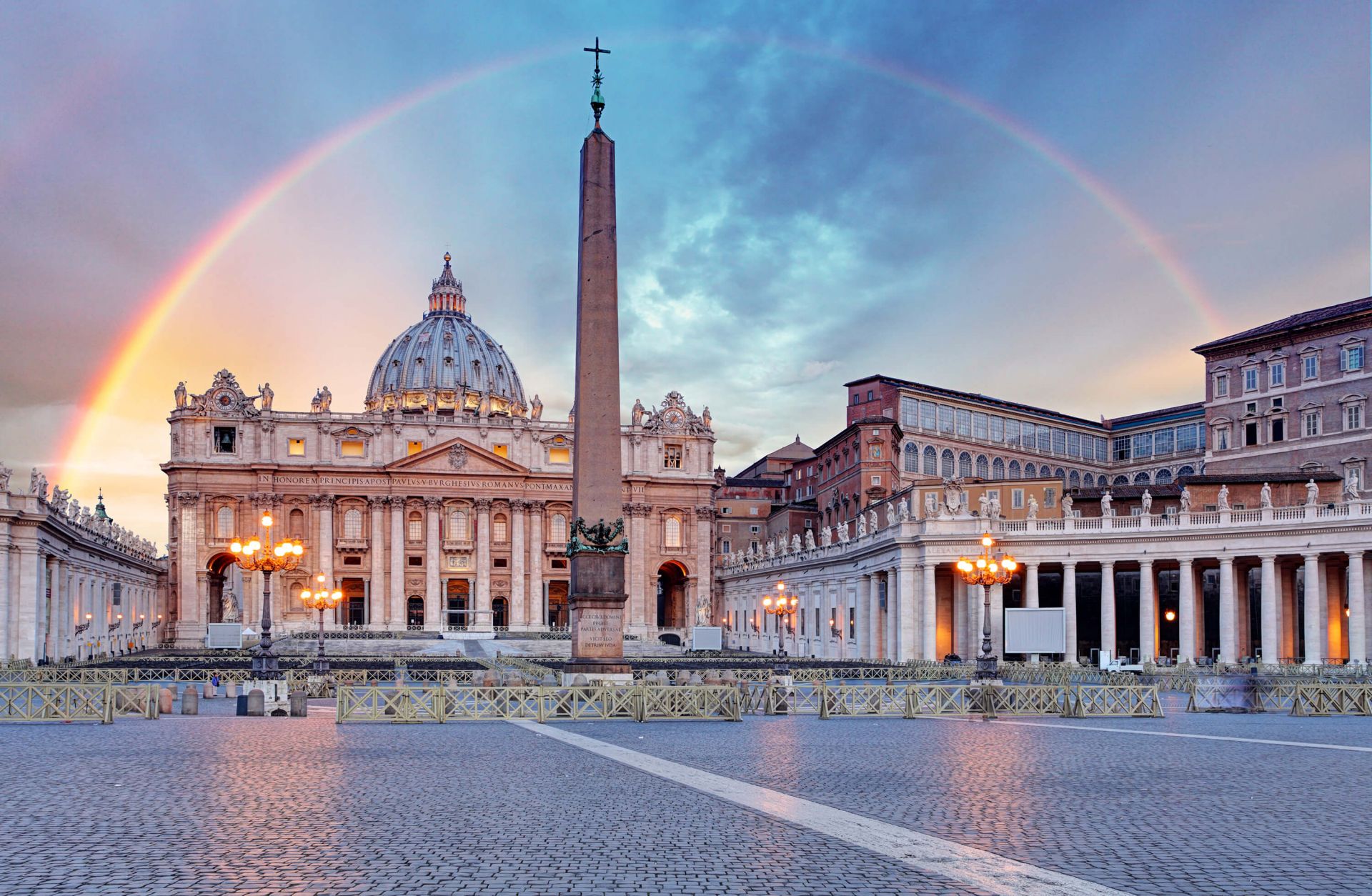 Piazza San Pietro con arcobaleno