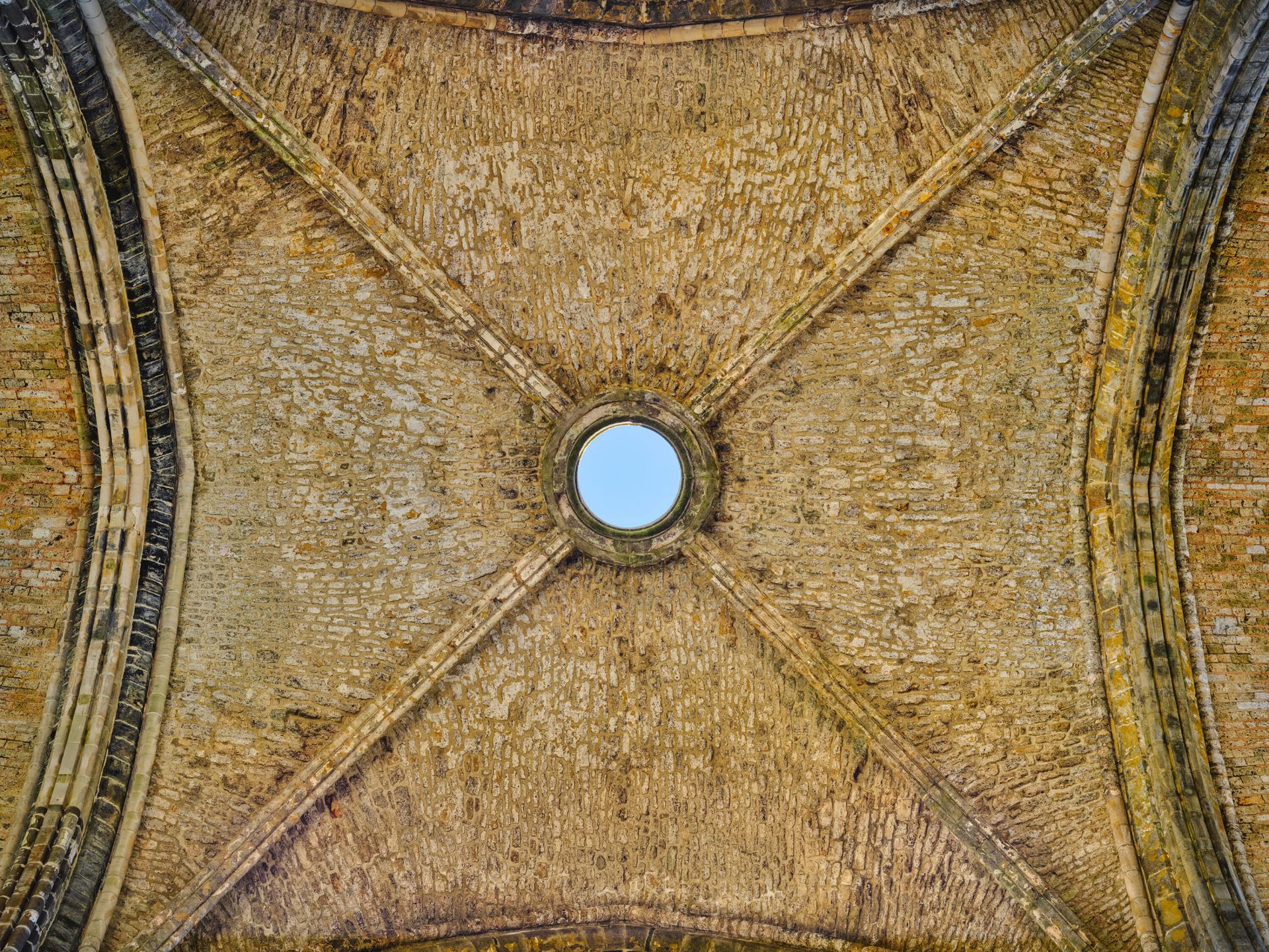 Antico edificio con pilastri