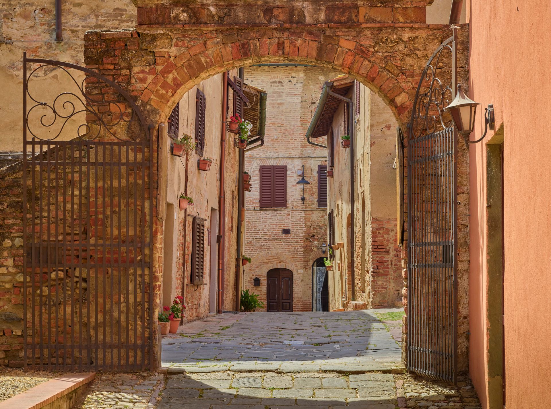 Strada con arco e cancello