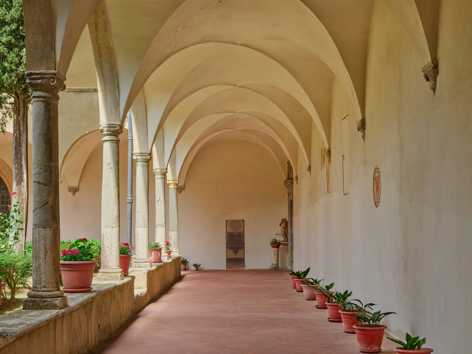 Cortile con archi e piante