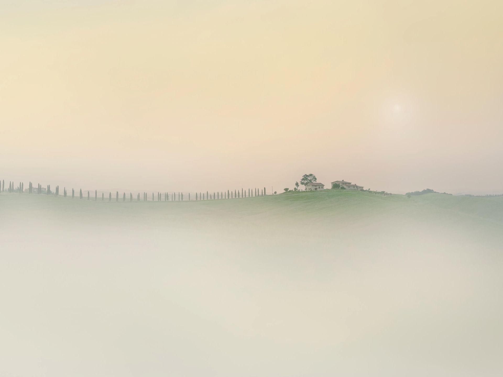 Paesaggio italiano nebbioso