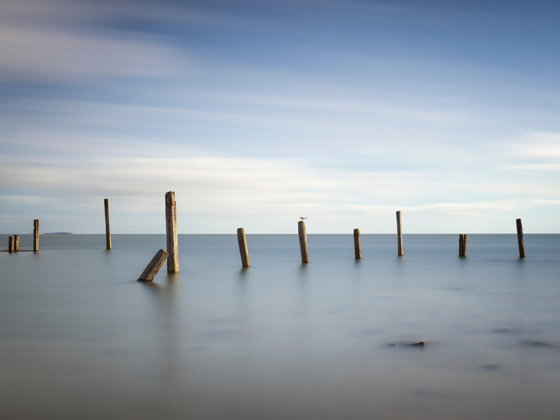 Vecchi pali di legno nel mare