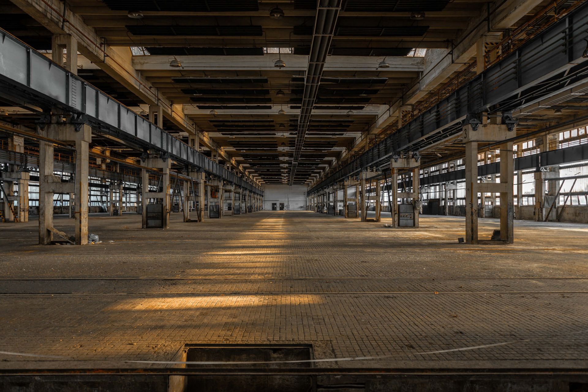 Vecchio garage abbandonato