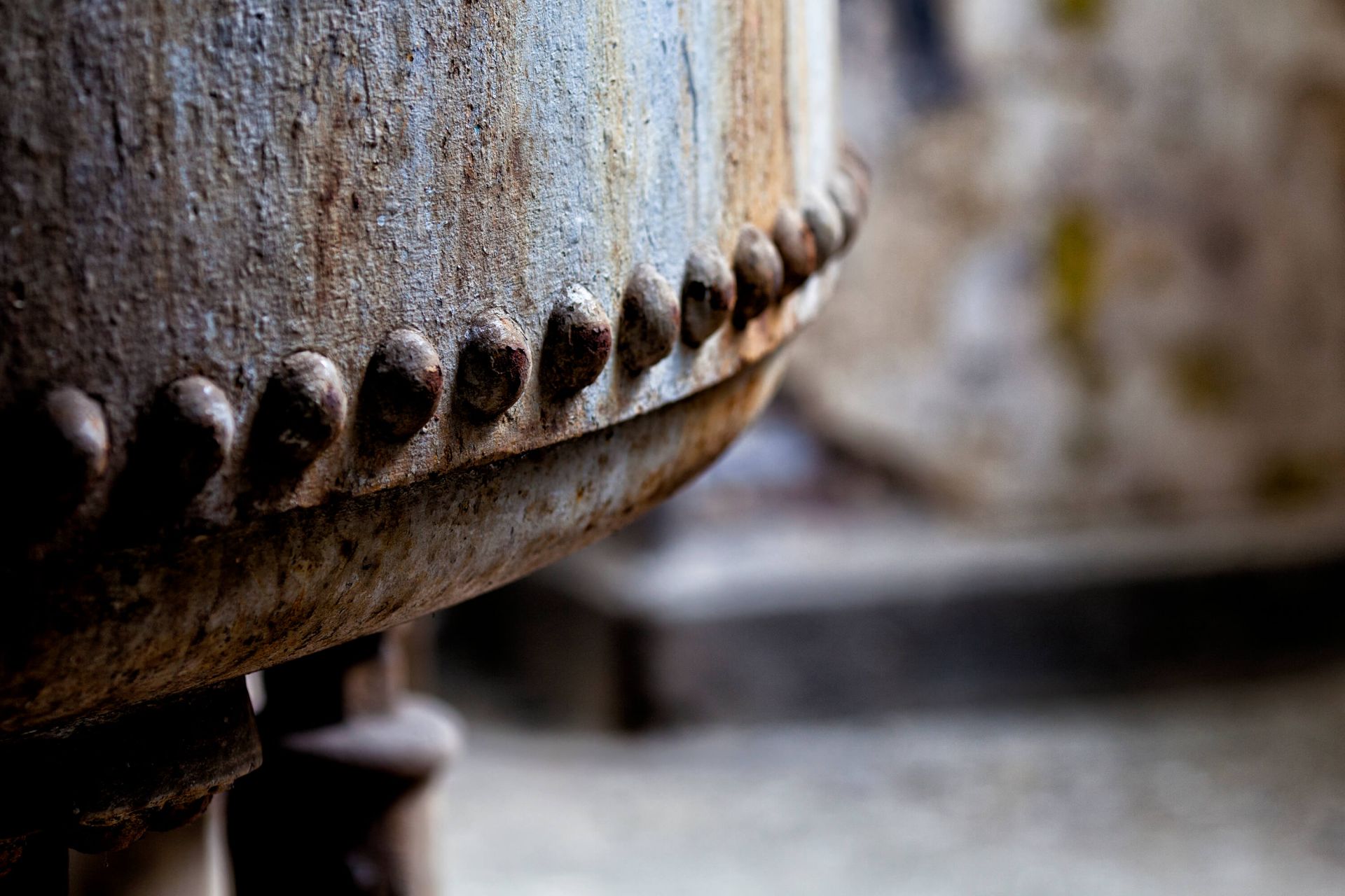 Dettaglio di una caldaia a vapore arrugginita