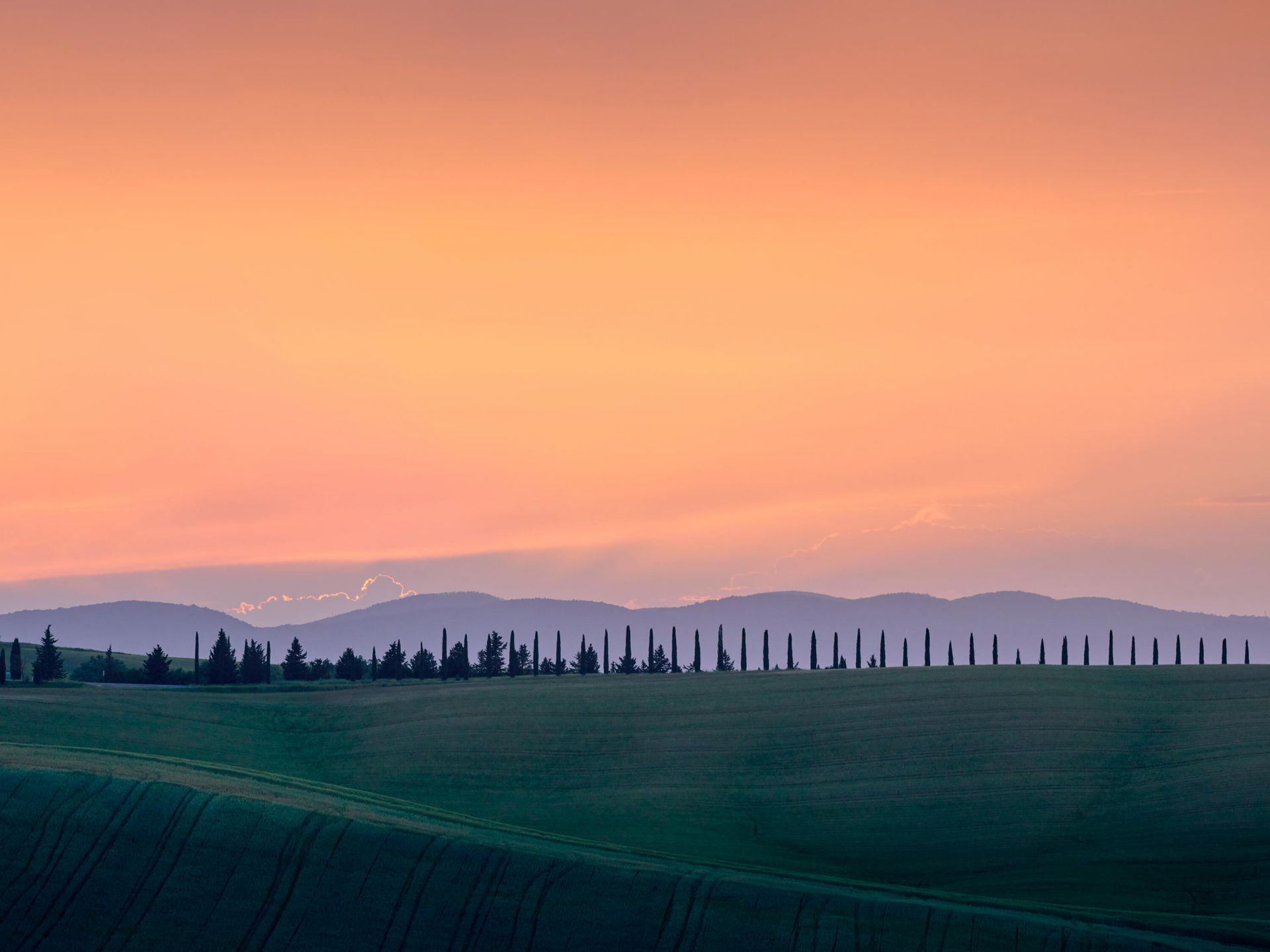 Paesaggio italiano con cielo arancione