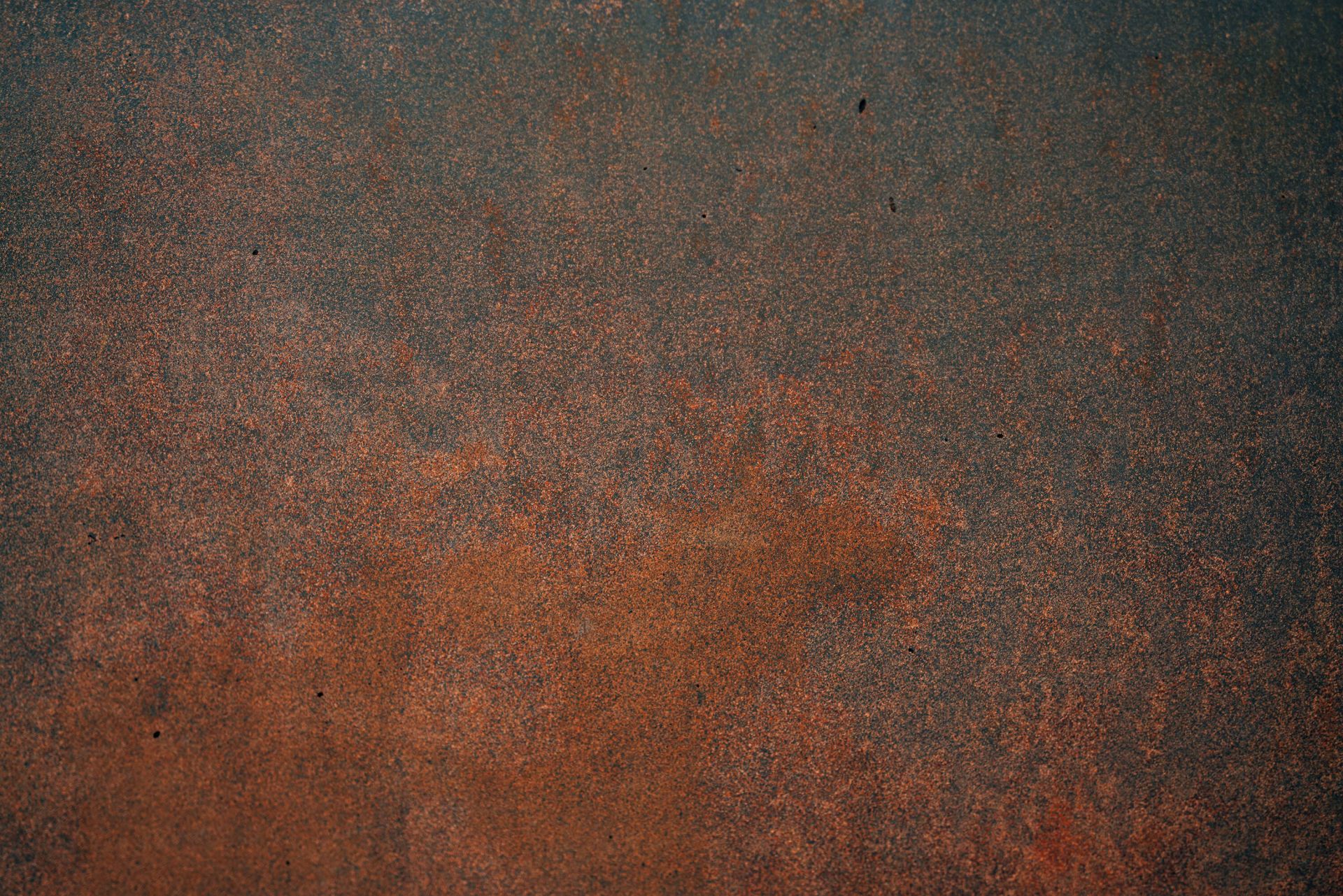 Primo piano di una vecchia lastra di metallo.