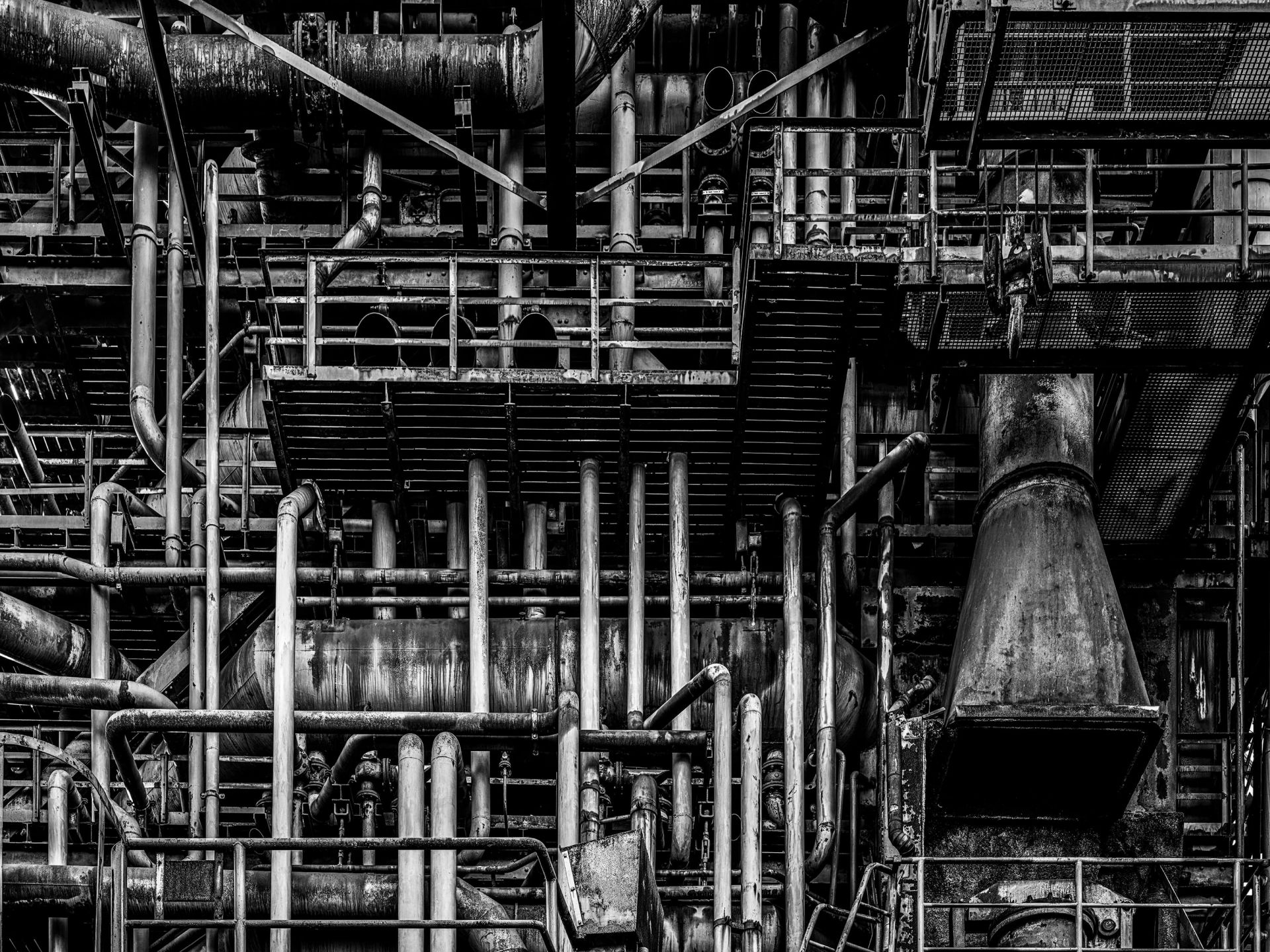 Vecchia fabbrica industriale in bianco e nero