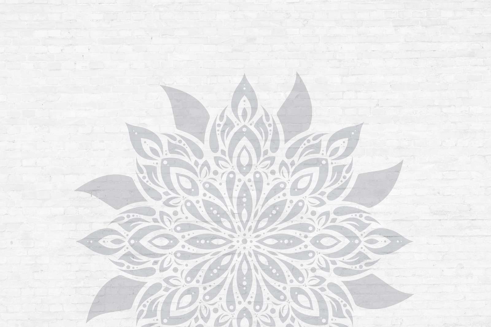 Mandala grigio chiaro su mattone