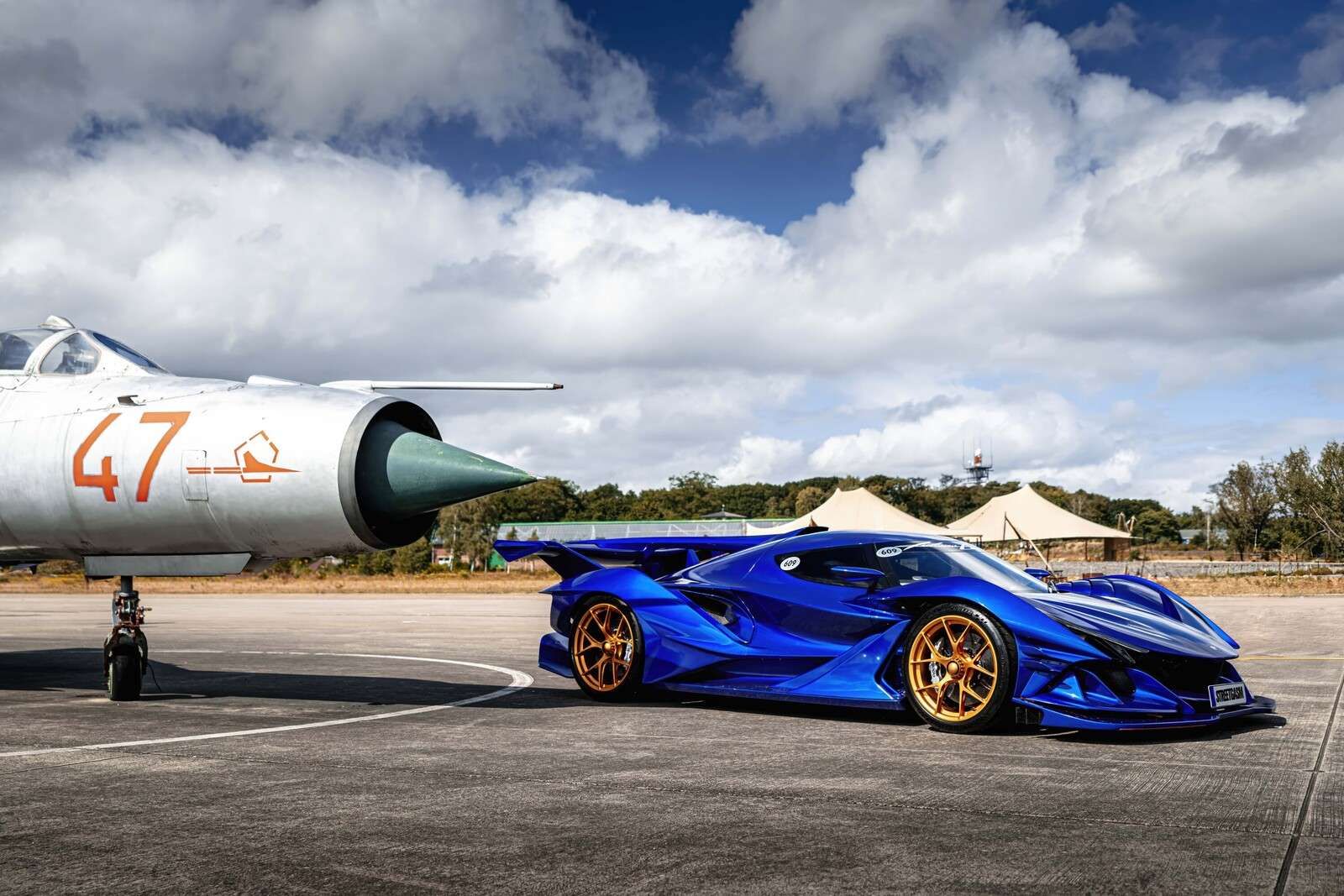 Supercar futuristica in aeroporto