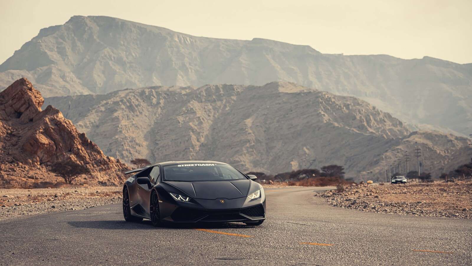 Supercar nera nel deserto