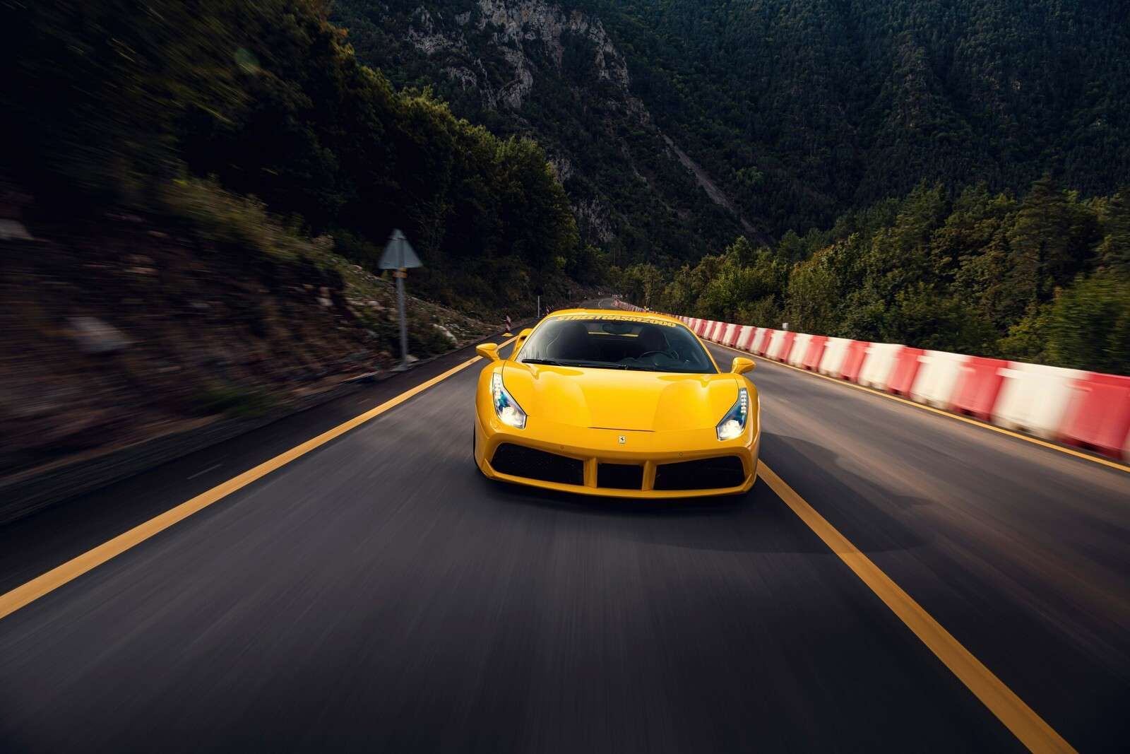 Velocità attraverso i passi montani verdi