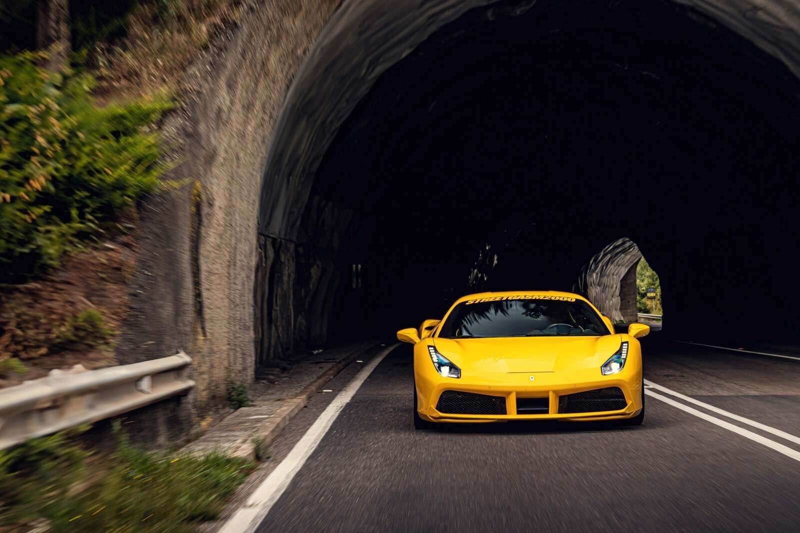 Ferrari 488 GTB su strada di montagna