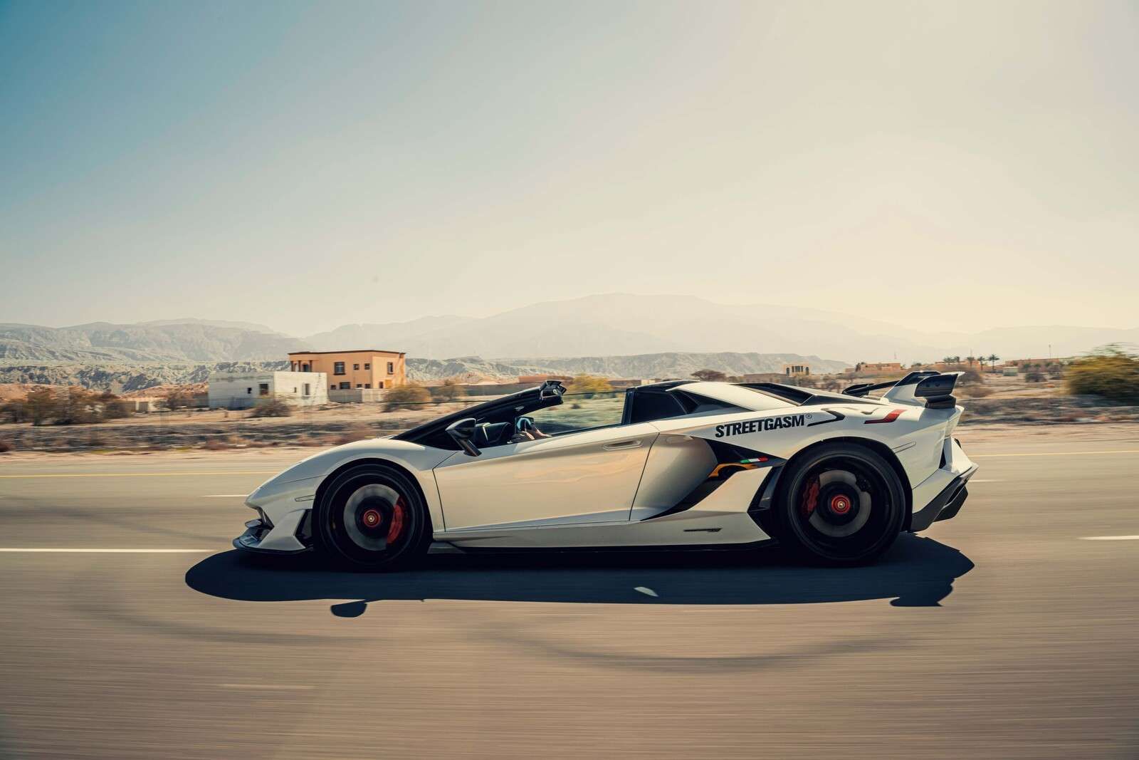 Lamborghini Aventador Roadster nel deserto