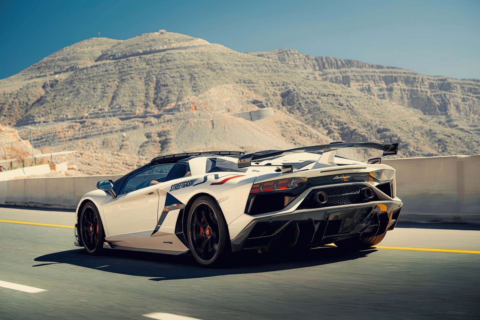 Supercar su passo montano