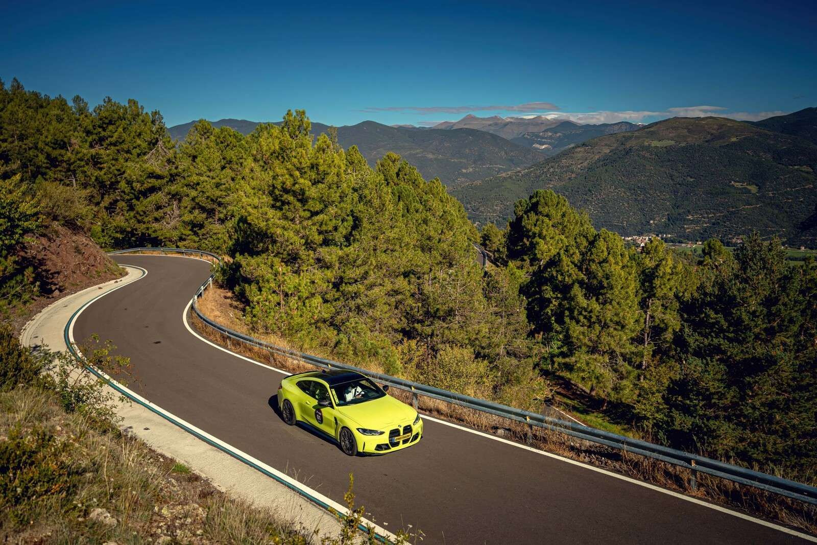 BMW limegreen su strada di montagna