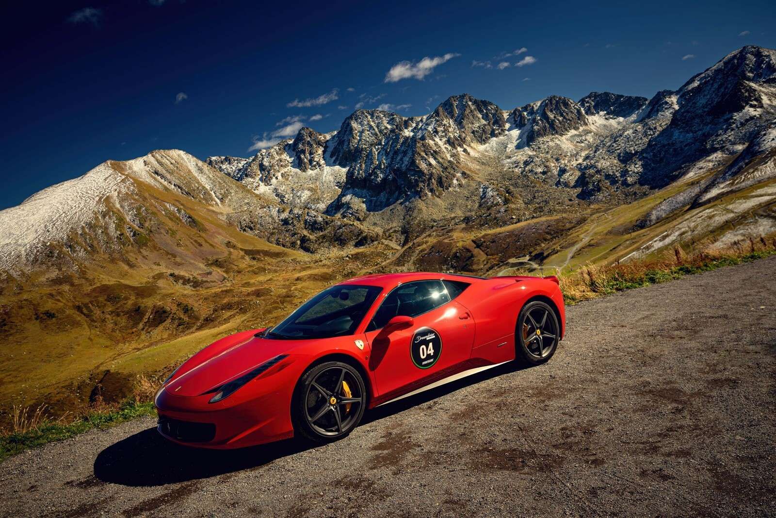 Ferrari 458 con le cime alpine