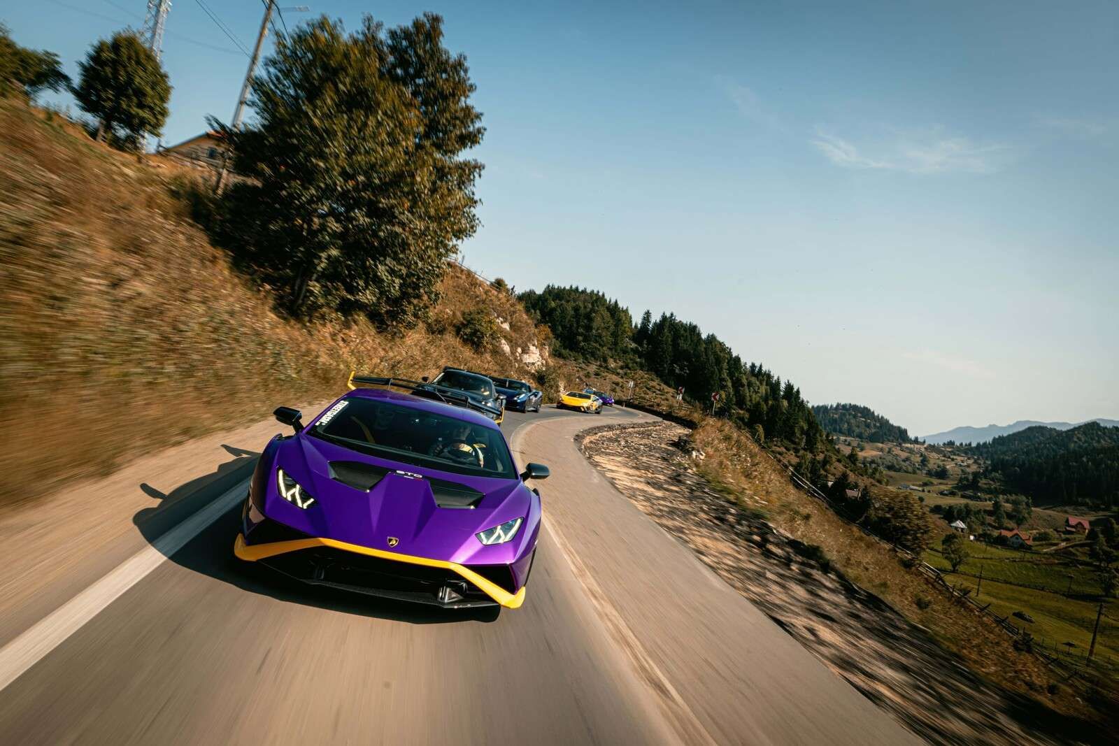 Convoglio di supercar attraverso le montagne