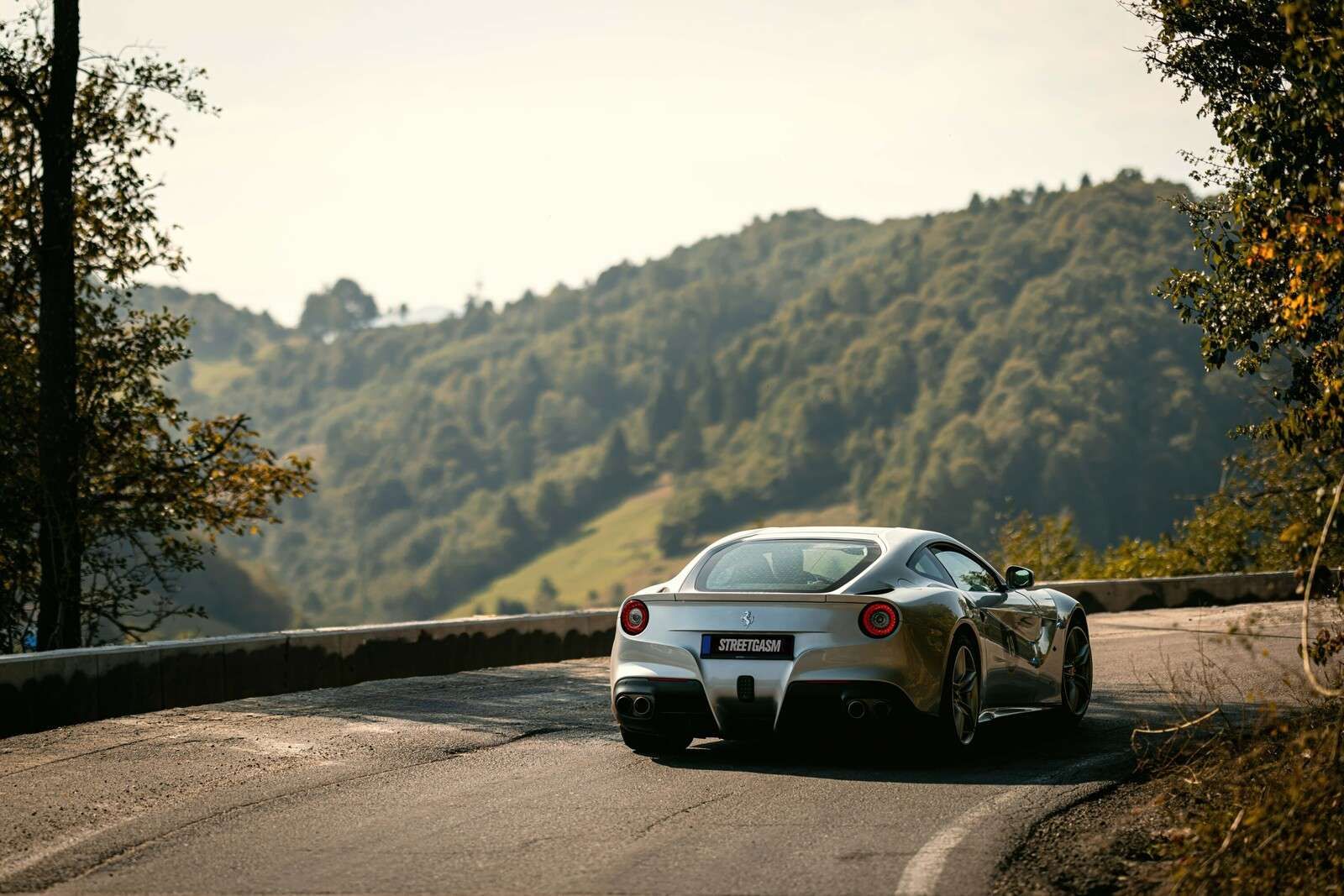 Ferrari F12 tra le montagne