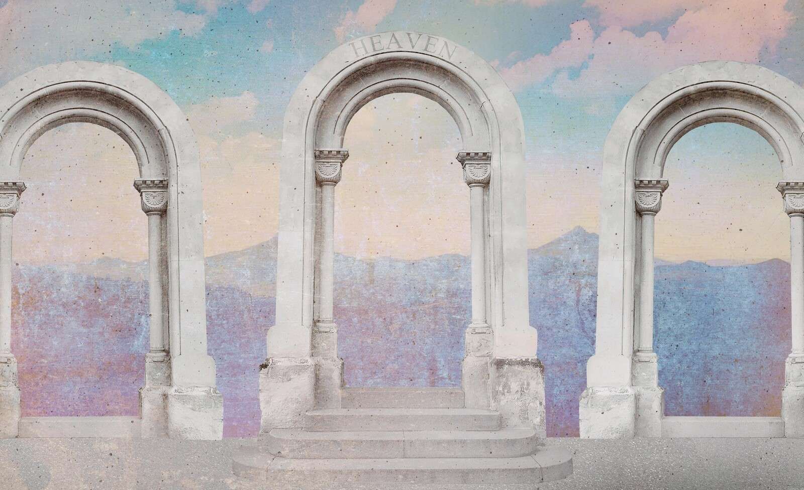 Archi classici verso il cielo pastello