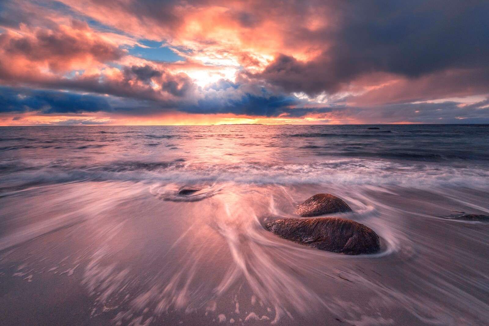 Cielo tempestoso sopra onde tranquille