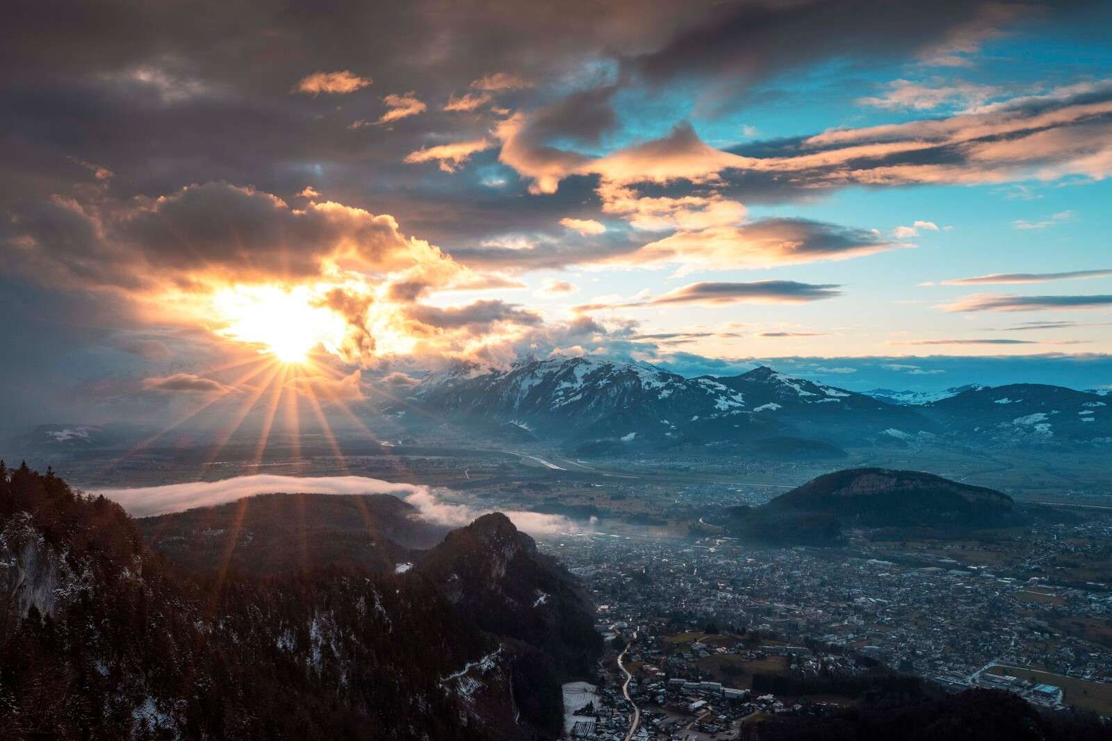 Tramonto sopra la valle alpina