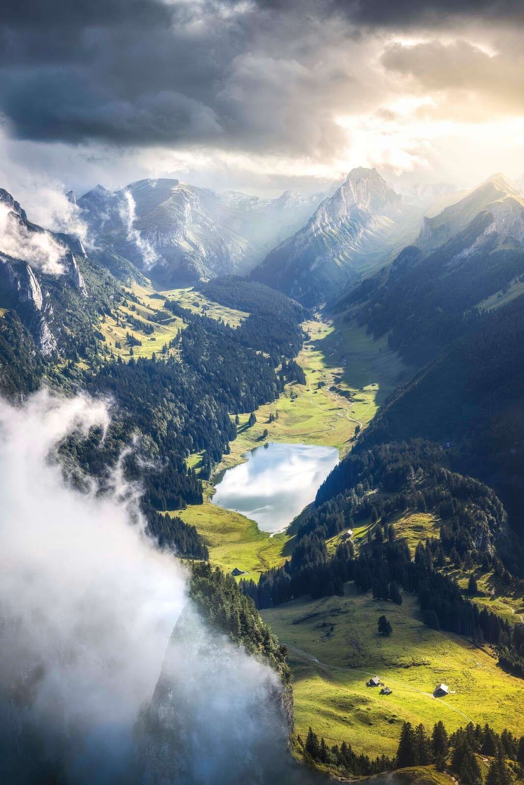 Luce solare su lago di montagna in valle
