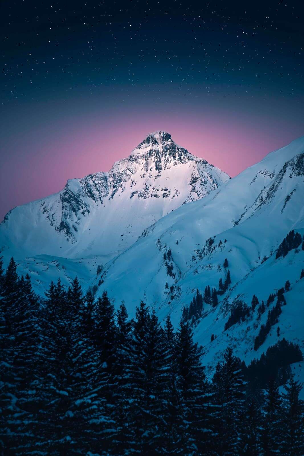 Cima innevata in una notte stellata