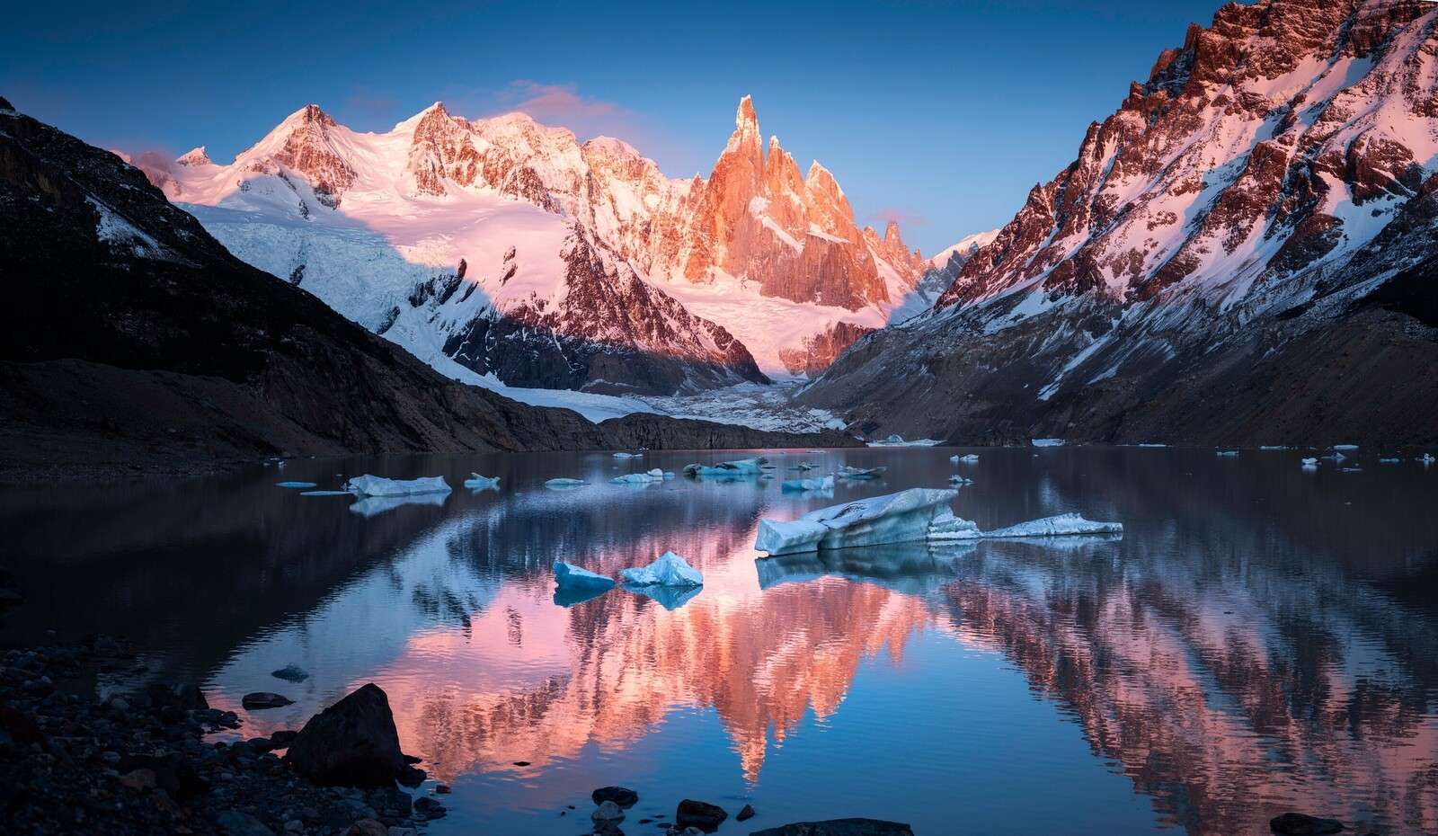 Lago di ghiacciaio con luce alpina in Patagonia.