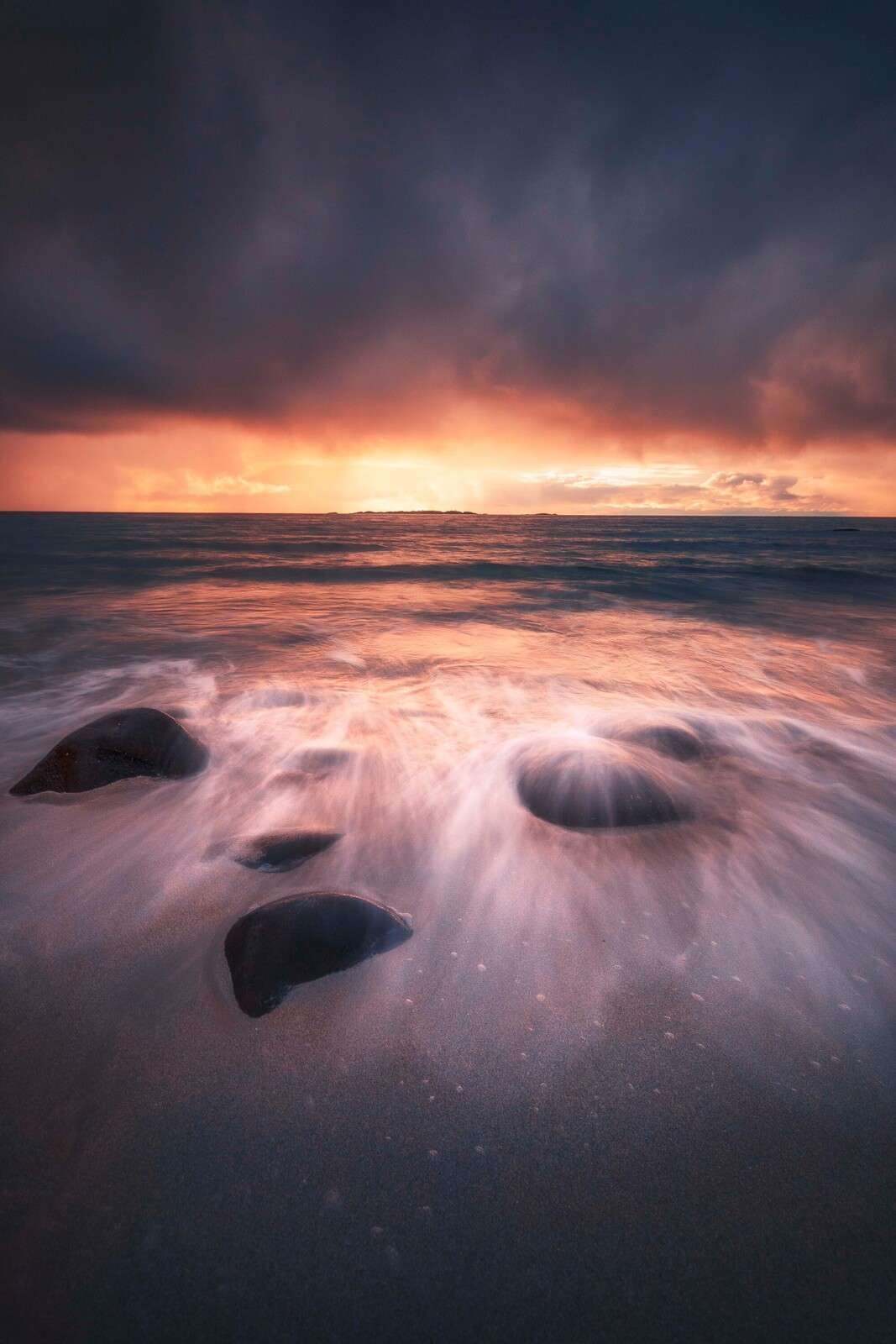 Bagliore serale sulla costa rocciosa