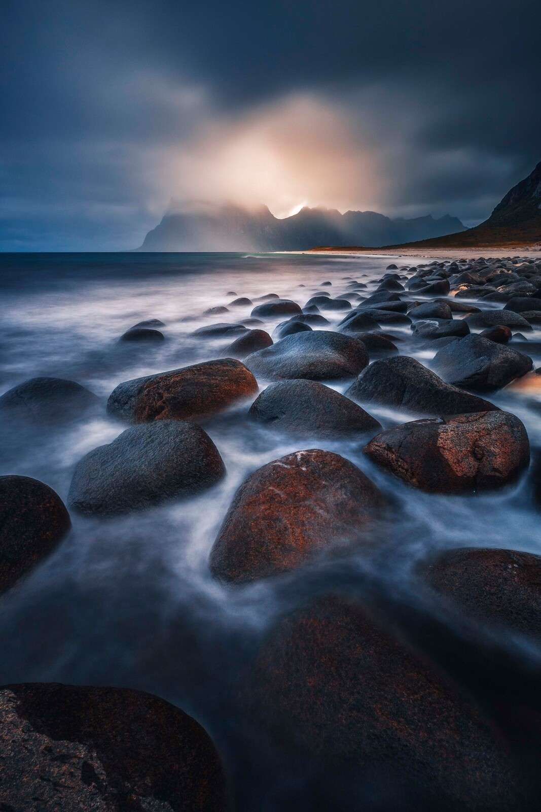 Luce del tramonto su una costa rocciosa