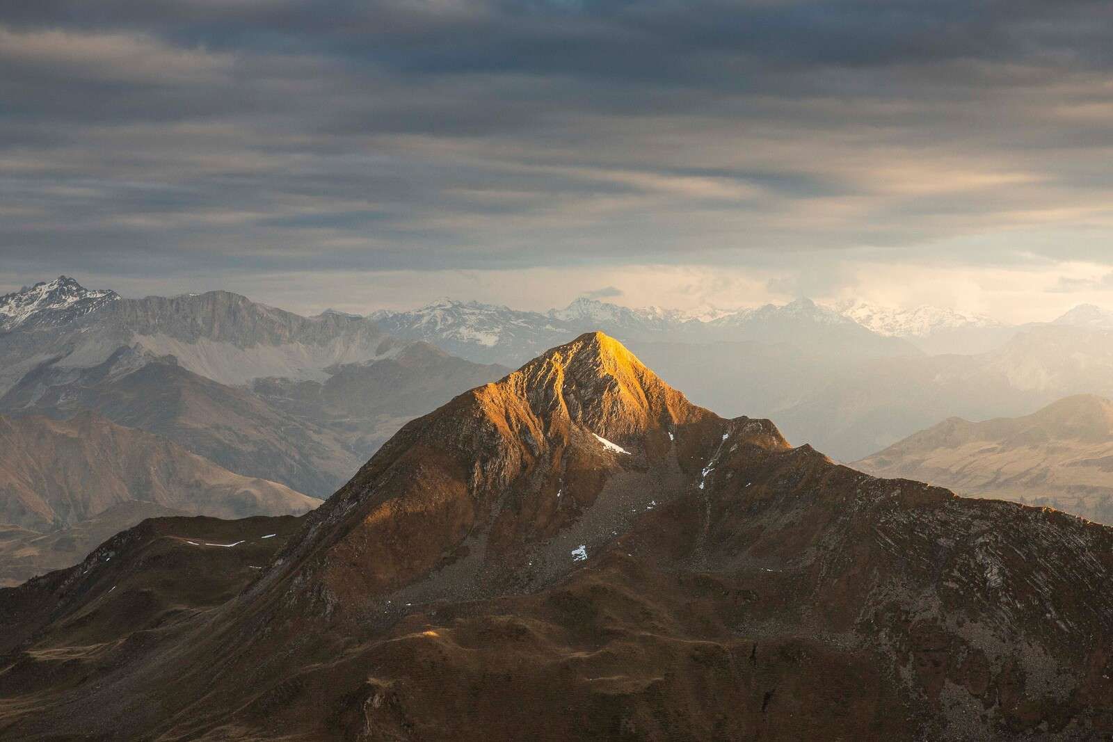 Luce dorata sulle cime delle montagne all'alba.