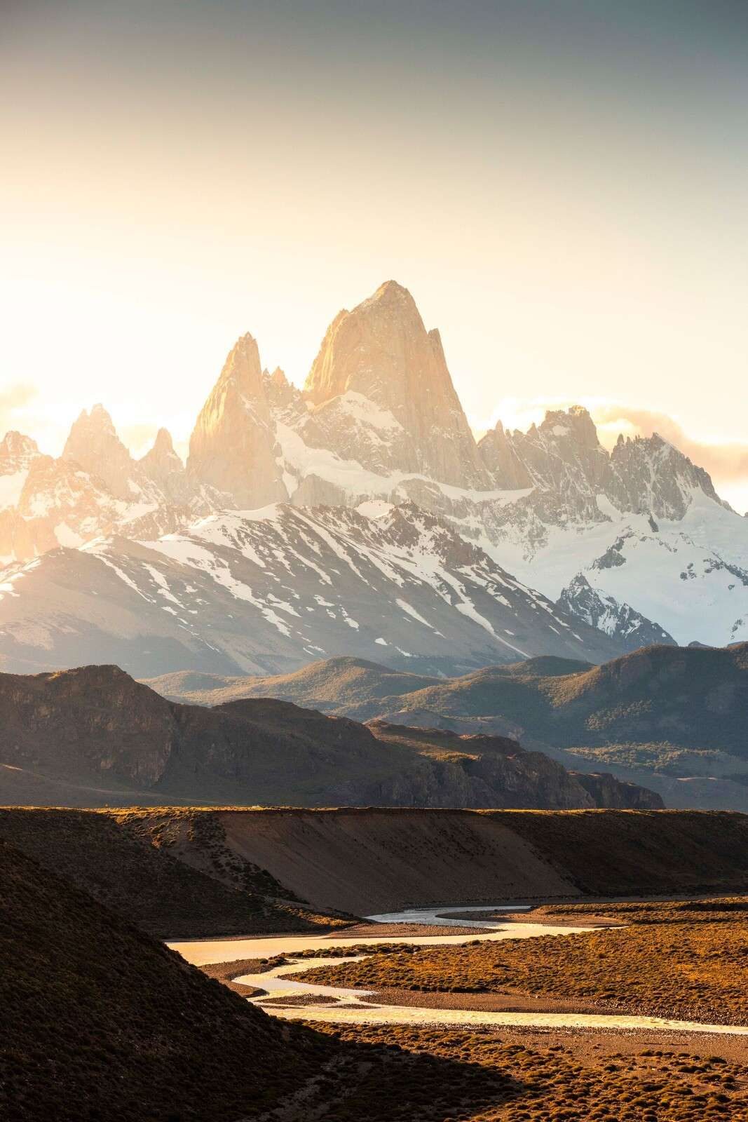Alba dorata in una valle di montagna