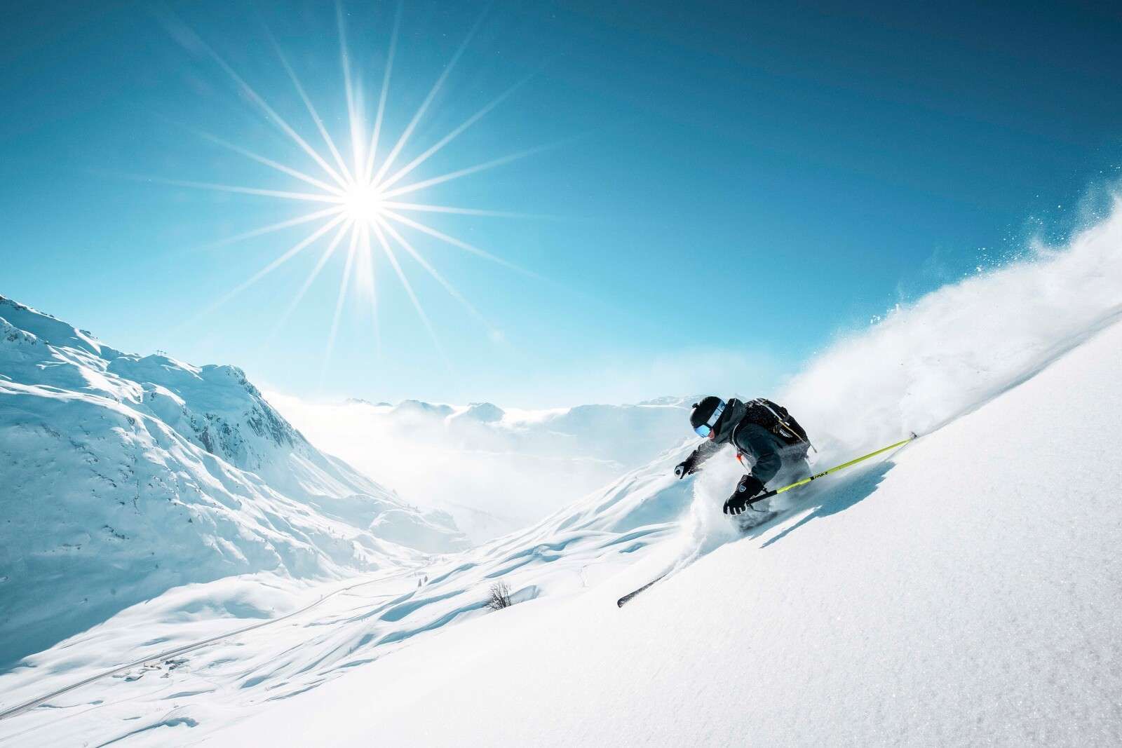 Neve polverosa sotto il sole invernale gelido