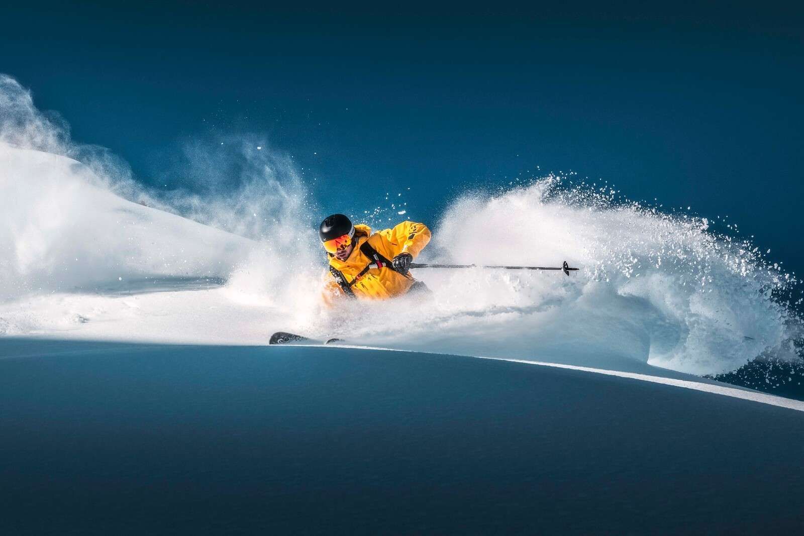 Discesa attraverso la profonda neve fresca