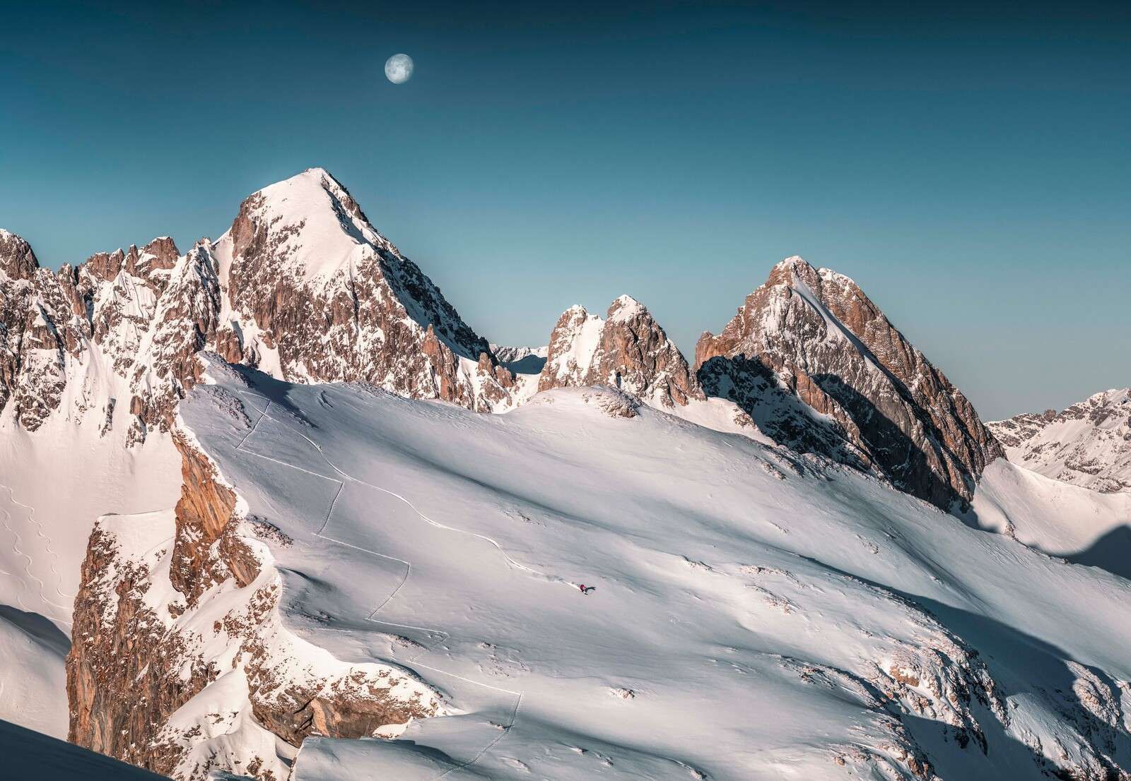 Luce della luna sulle cime innevate delle Alpi