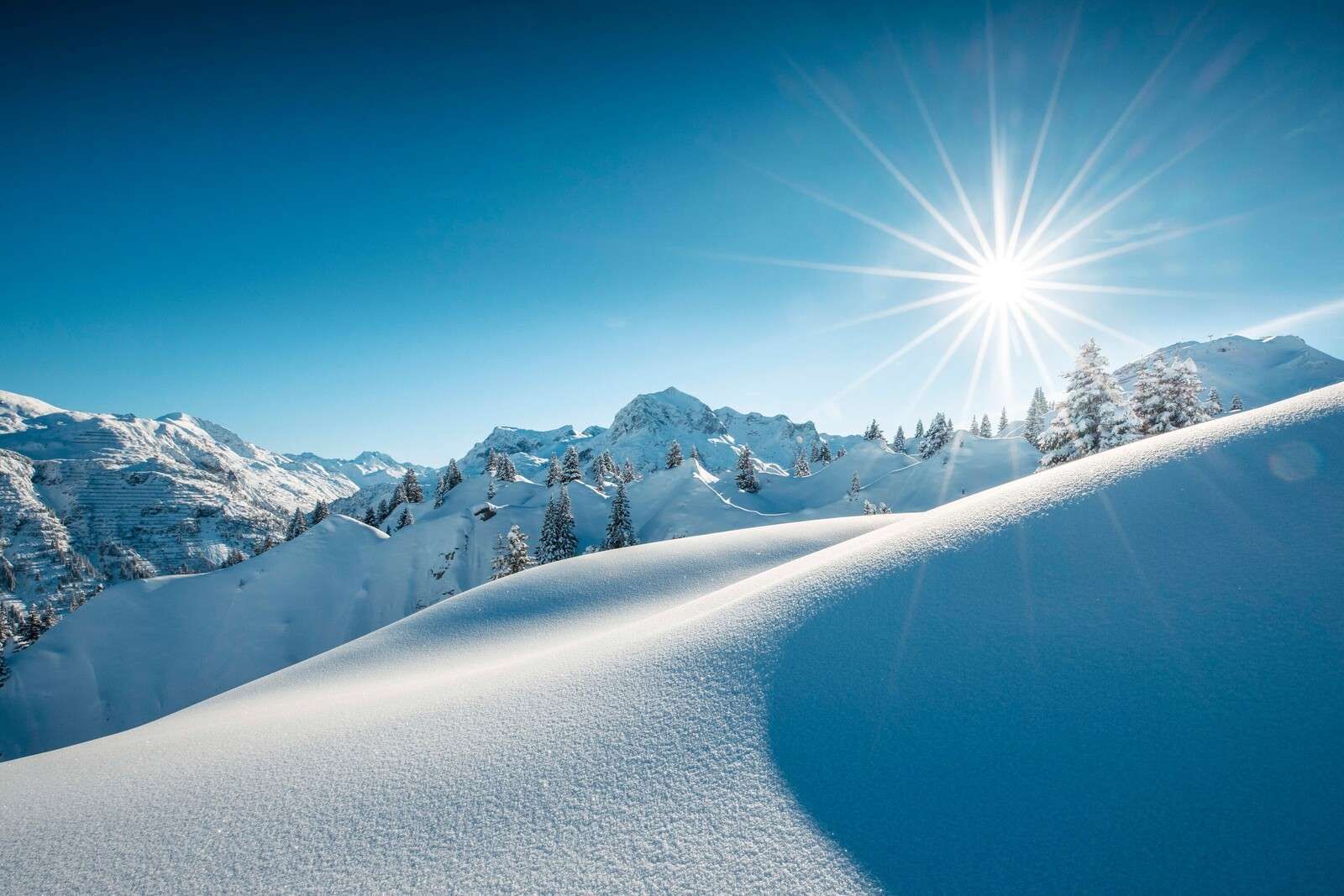 Luce solare su scintillanti colline di neve