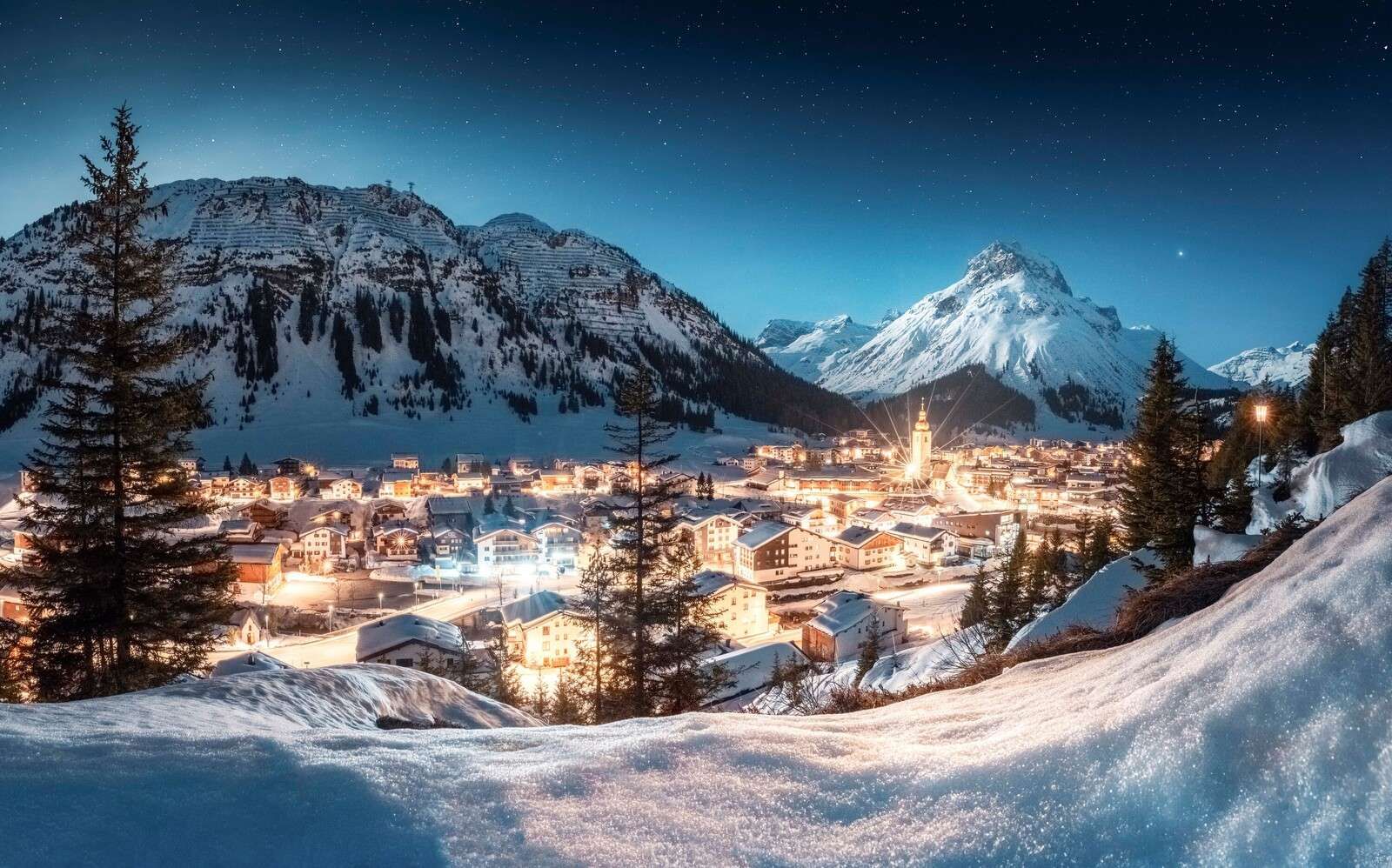 Villaggio alpino scintillante sotto il cielo stellato