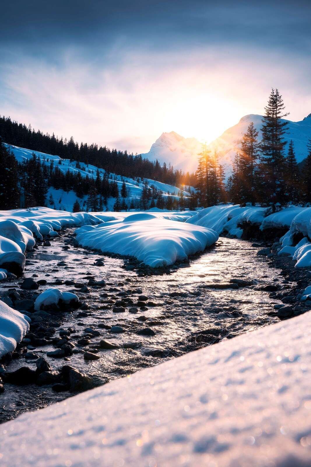 Bergbeek nella luce dorata dell'inverno