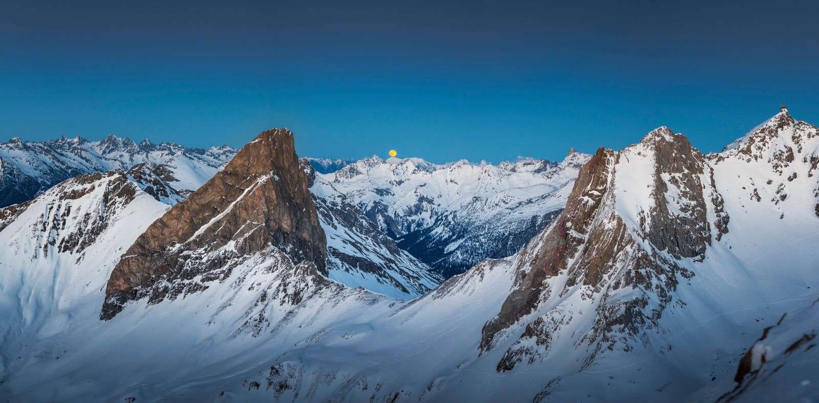 Luce lunare sopra le vette alpine