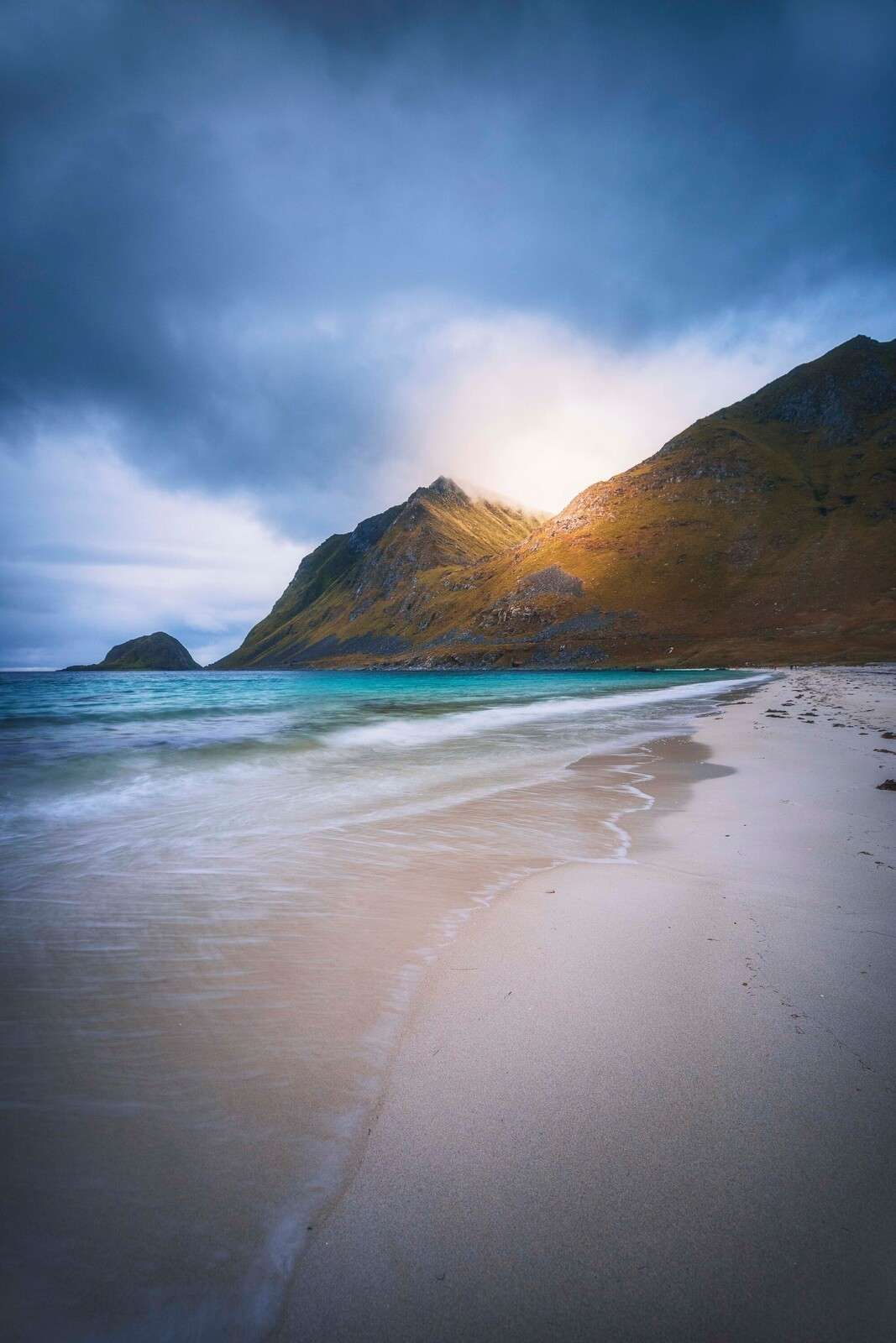 Luce solare su montagna e mare