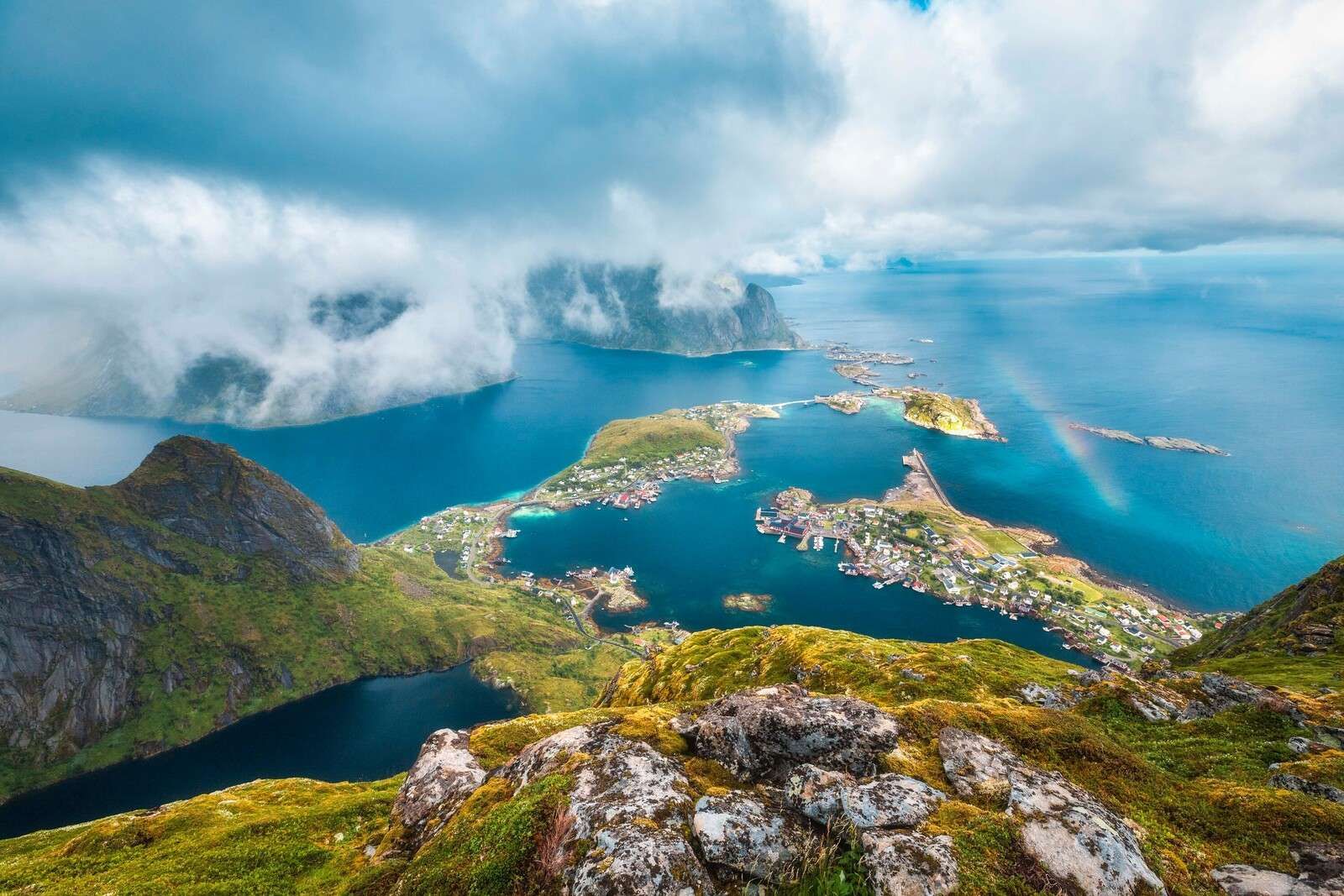 Arcobaleno sopra le isole del villaggio del fiordo