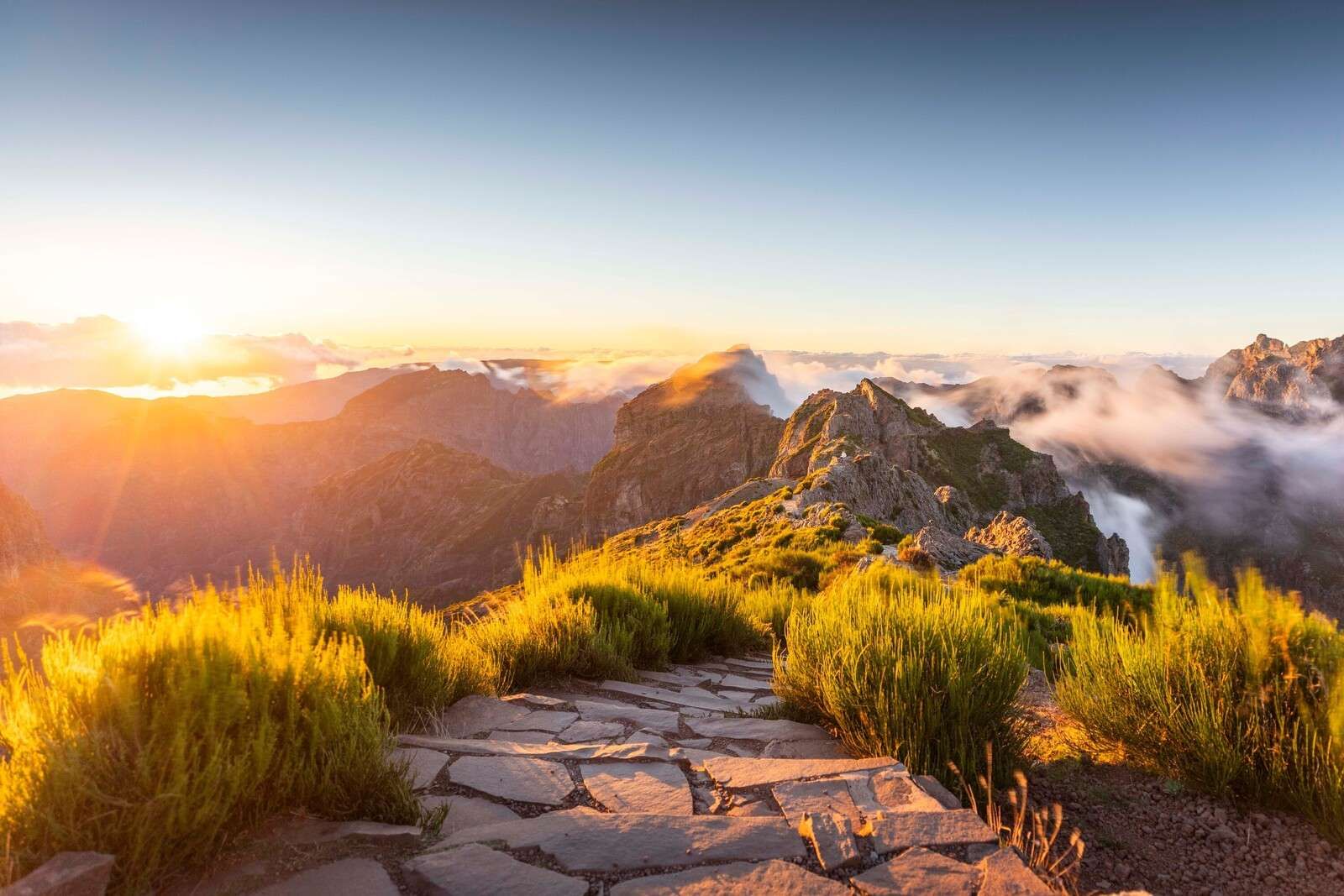 Alba sopra il sentiero di montagna e le nuvole