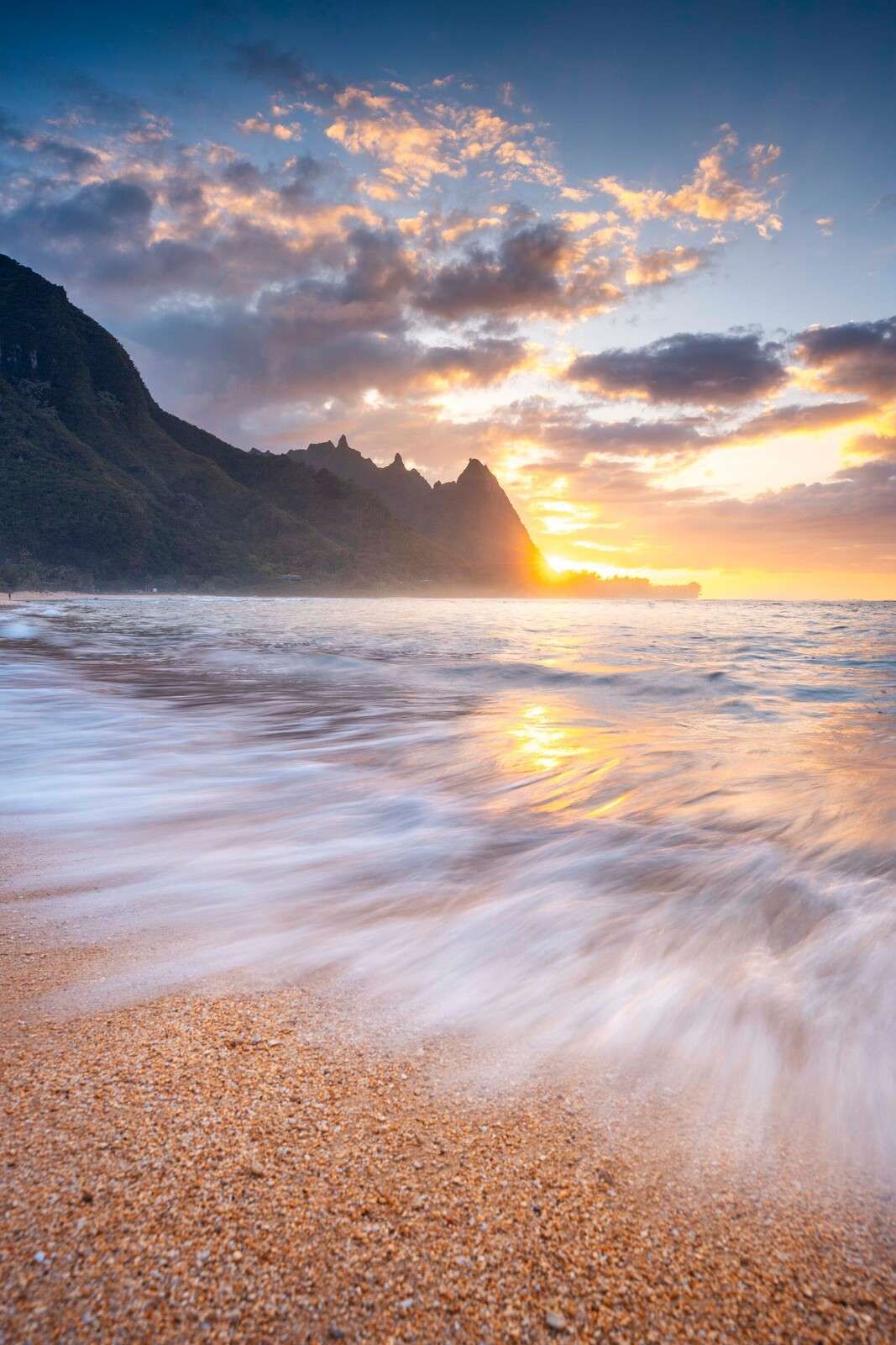 Sole dorato su una spiaggia tropicale