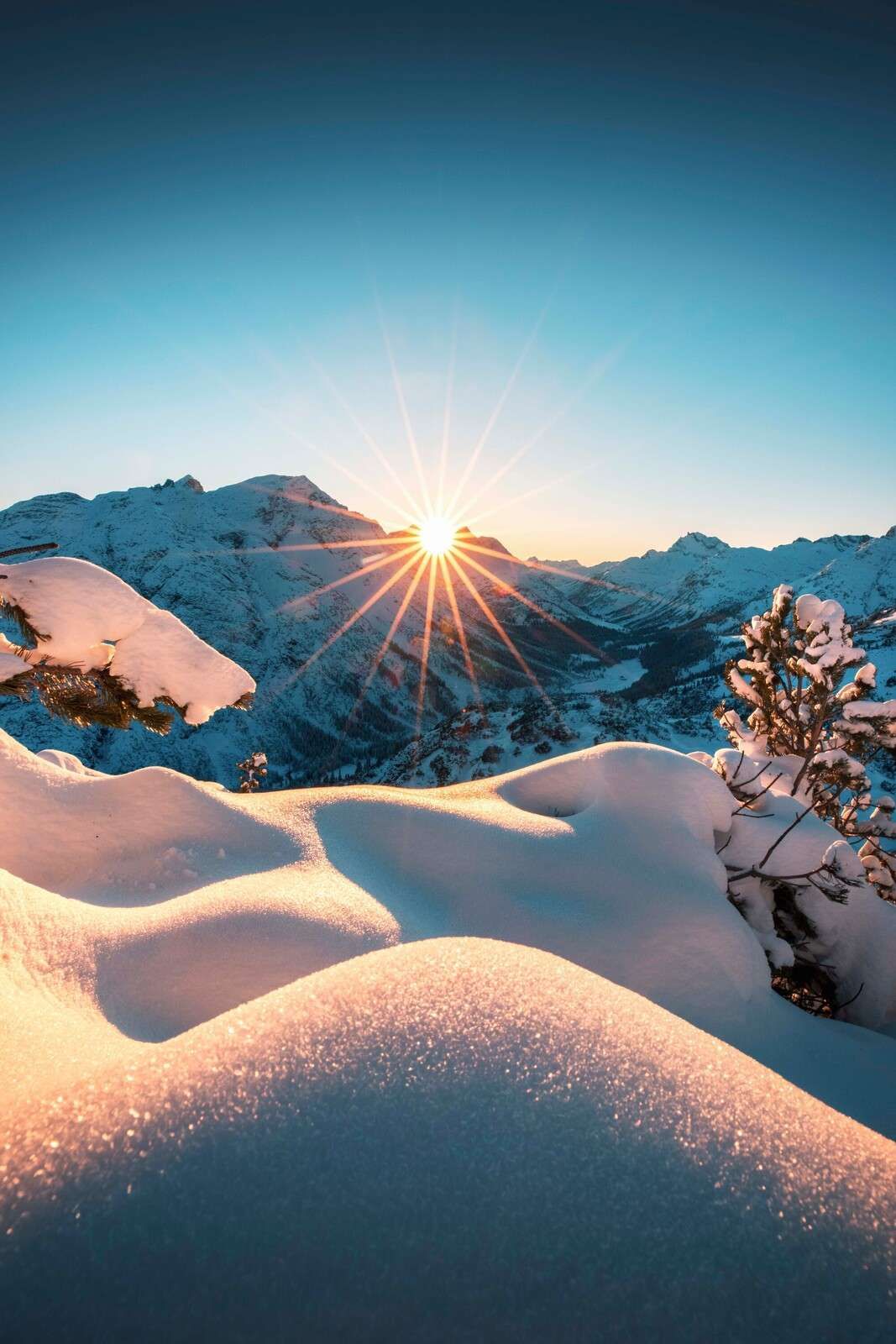 Luce del mattino su una valle innevata