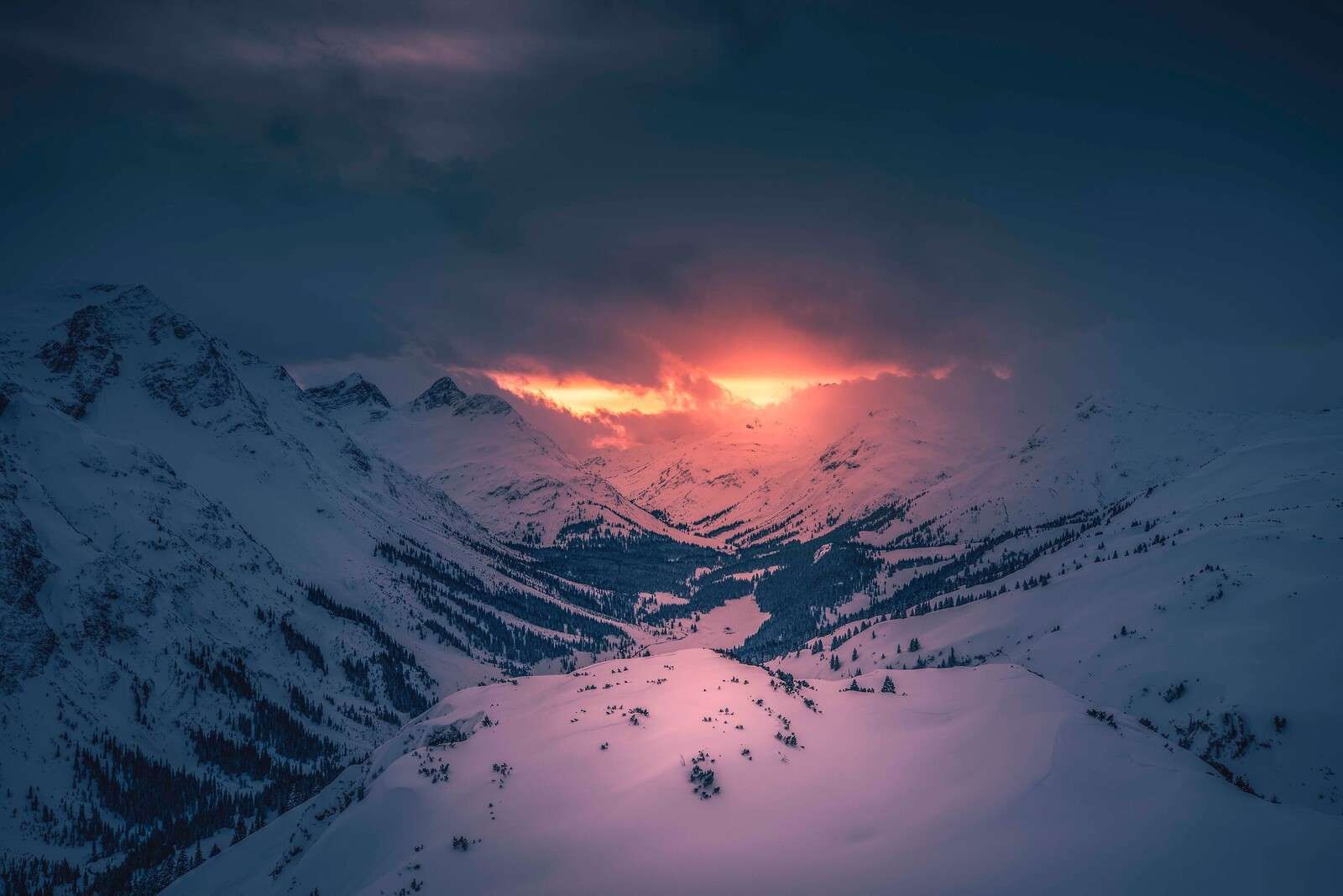Bagliore serale sopra la valle montana tranquilla