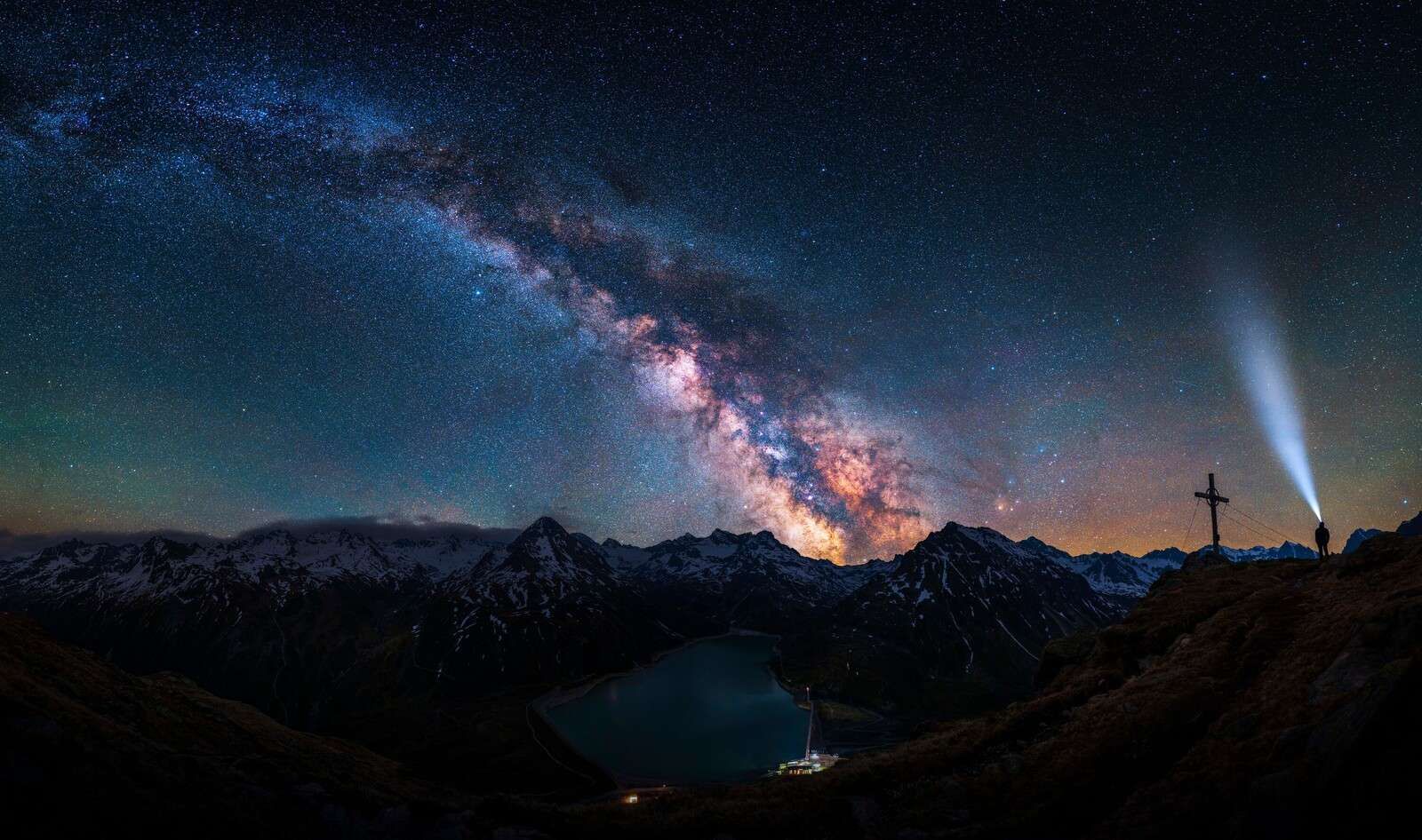 Via Lattea sopra il lago di montagna