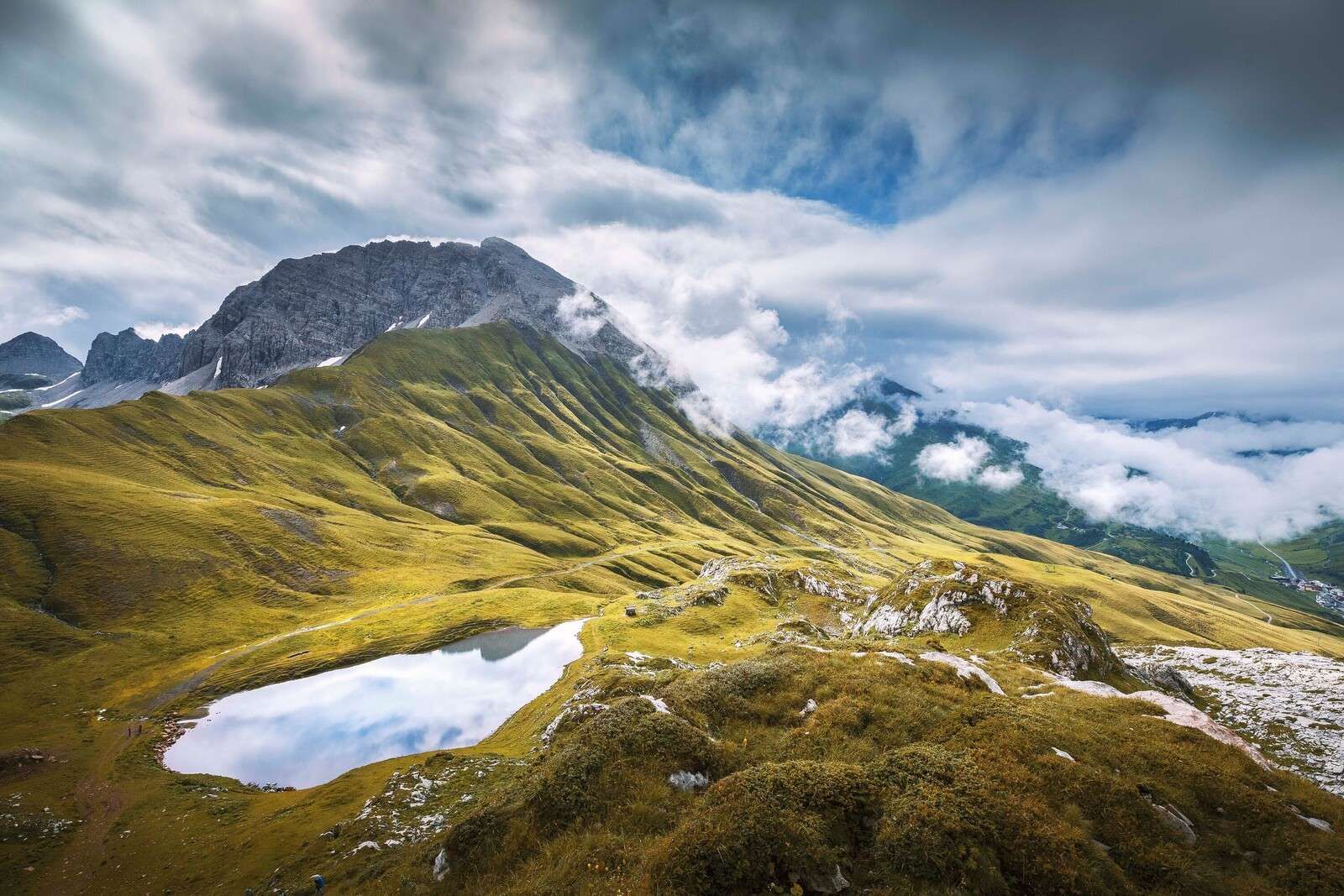 Paesaggio di montagna con nuvole e lago di montagna