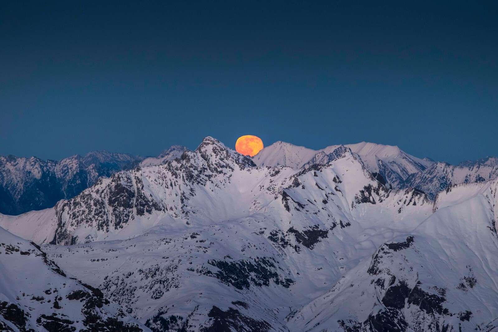 Luna piena sopra le cime delle Alpi
