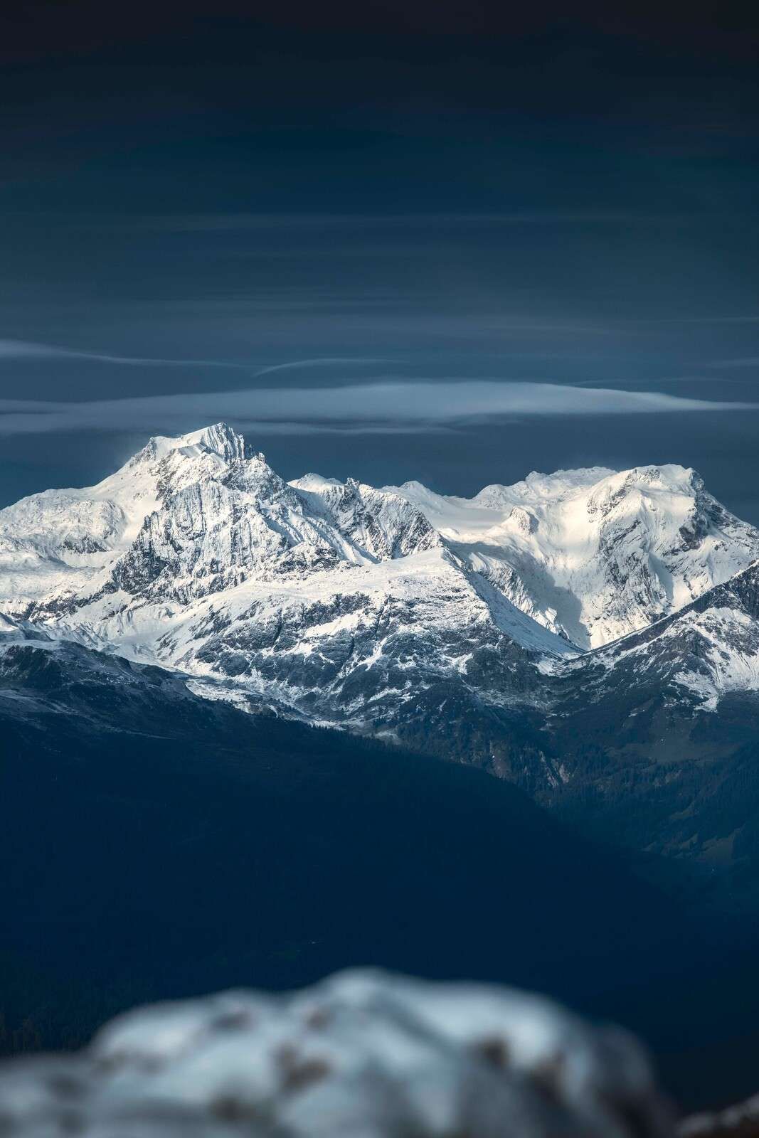 Cime blu ghiacciate nel silenzio